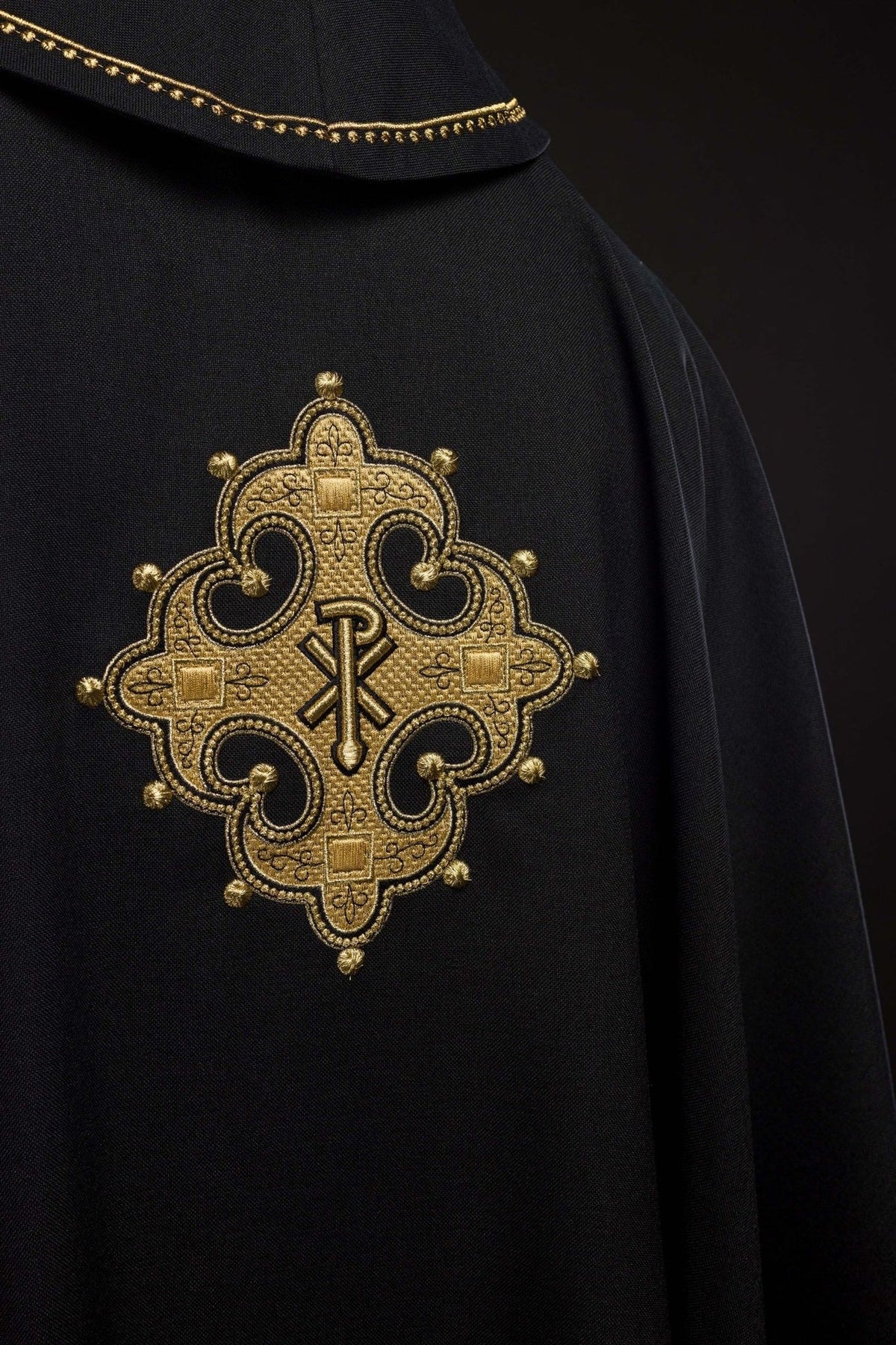 Ornat Liturgiczny Czarny z Haftowanym Krzyżem i Złotą Lamówką - SZATYLITURGICZNE.PL