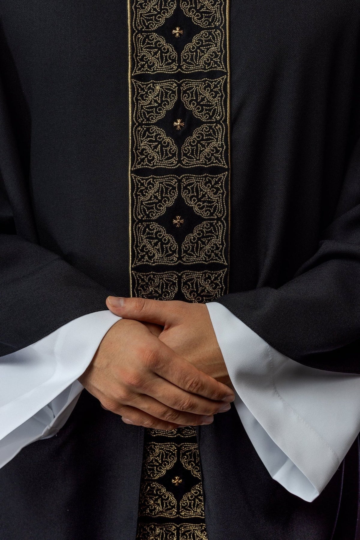 Ornat Liturgiczny Czarny z Haftowanym Pasem i Kołnierzem - Polska Produkcja - SZATYLITURGICZNE.PL