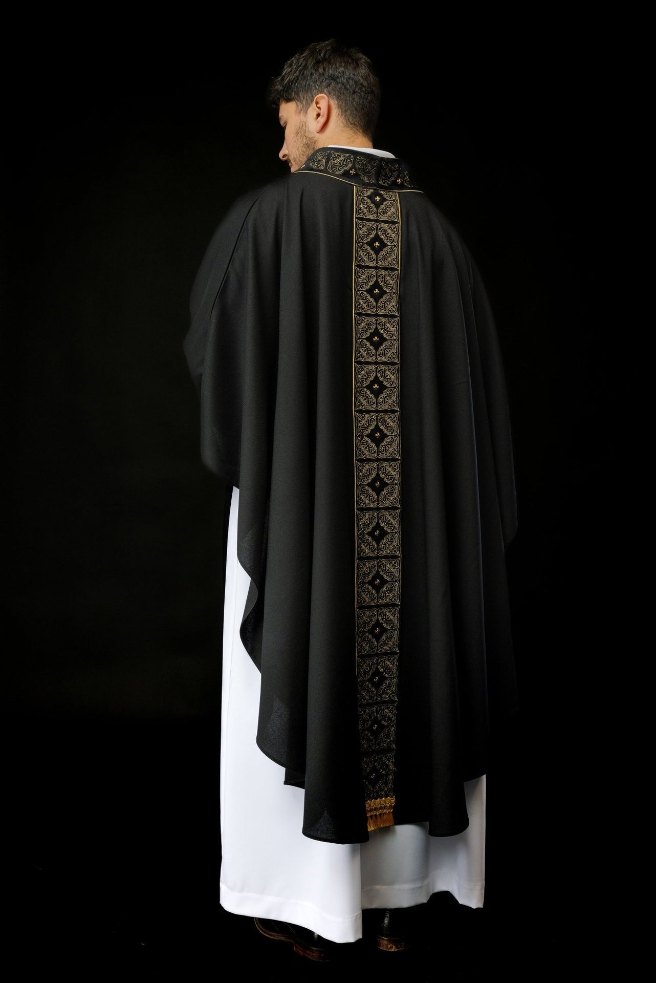 Ornat Liturgiczny Czarny z Haftowanym Pasem i Kołnierzem - Polska Produkcja - SZATYLITURGICZNE.PL