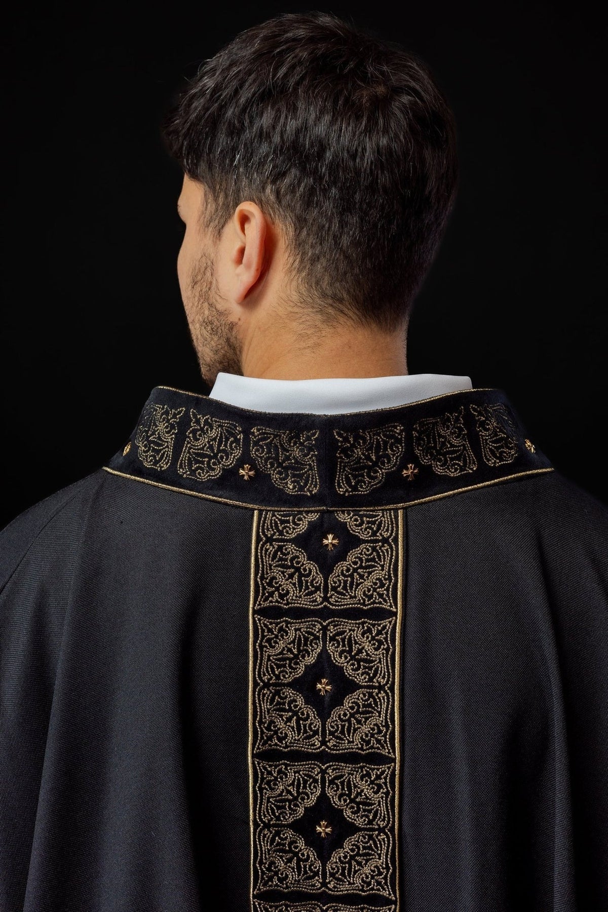 Ornat Liturgiczny Czarny z Haftowanym Pasem i Kołnierzem - Polska Produkcja - SZATYLITURGICZNE.PL