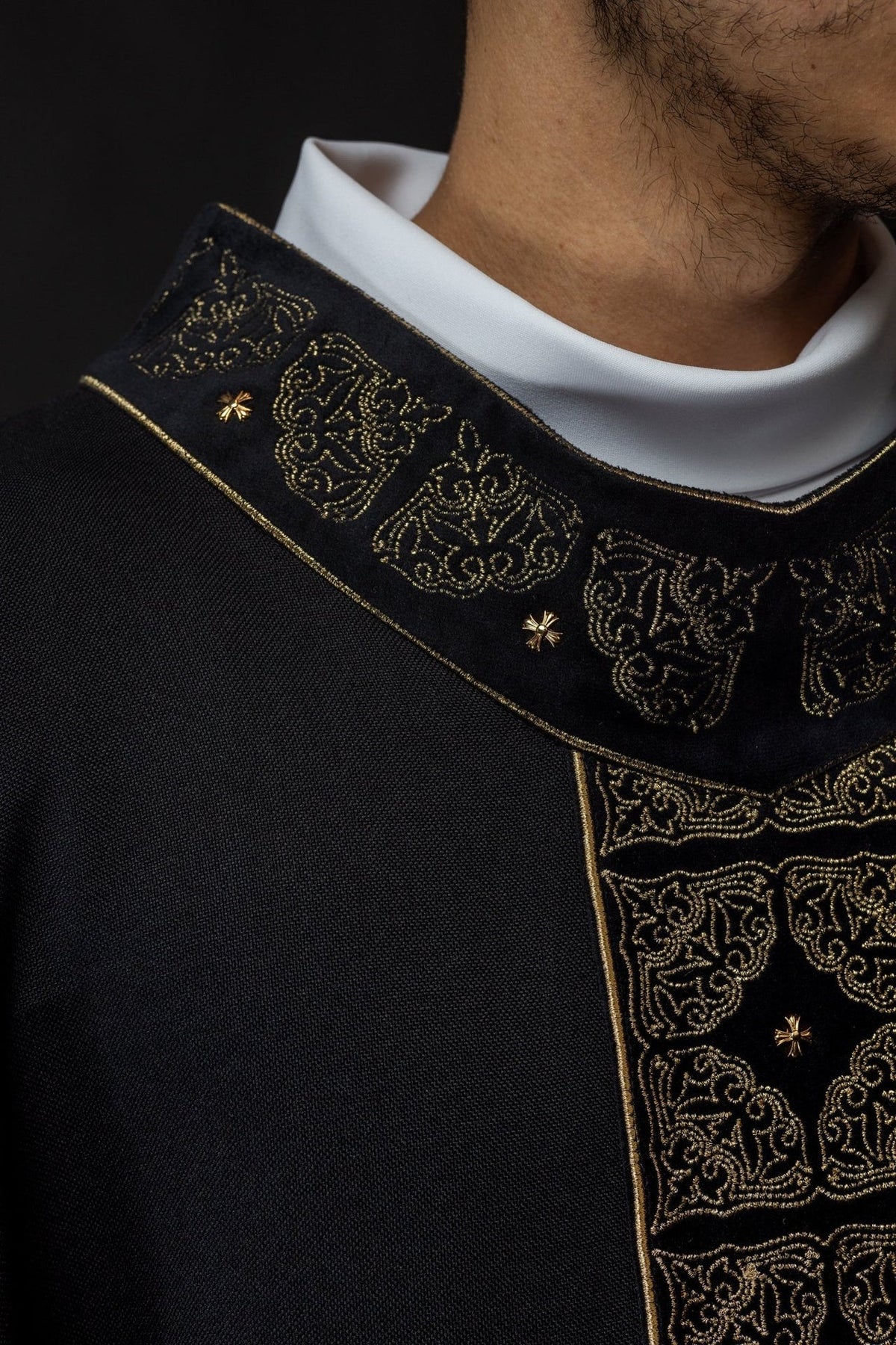Ornat Liturgiczny Czarny z Haftowanym Pasem i Kołnierzem - Polska Produkcja - SZATYLITURGICZNE.PL