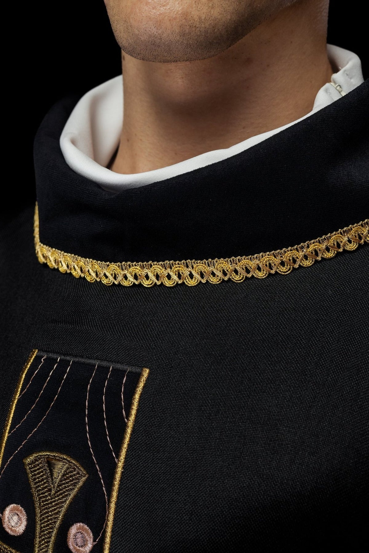 Ornat Liturgiczny Czarny Złote Krzyże i Lamówka - Polski Produkt - SZATYLITURGICZNE.PL