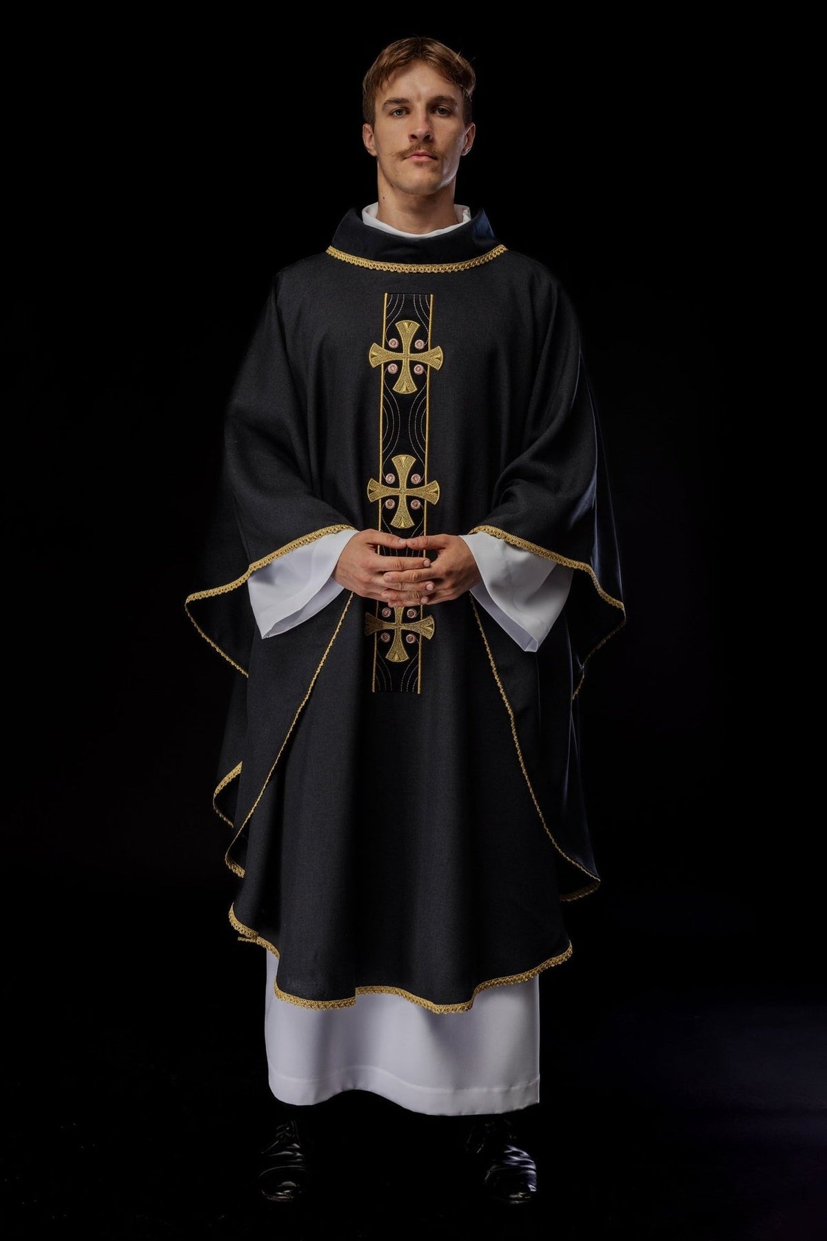 Ornat Liturgiczny Czarny Złote Krzyże i Lamówka - Polski Produkt - SZATYLITURGICZNE.PL