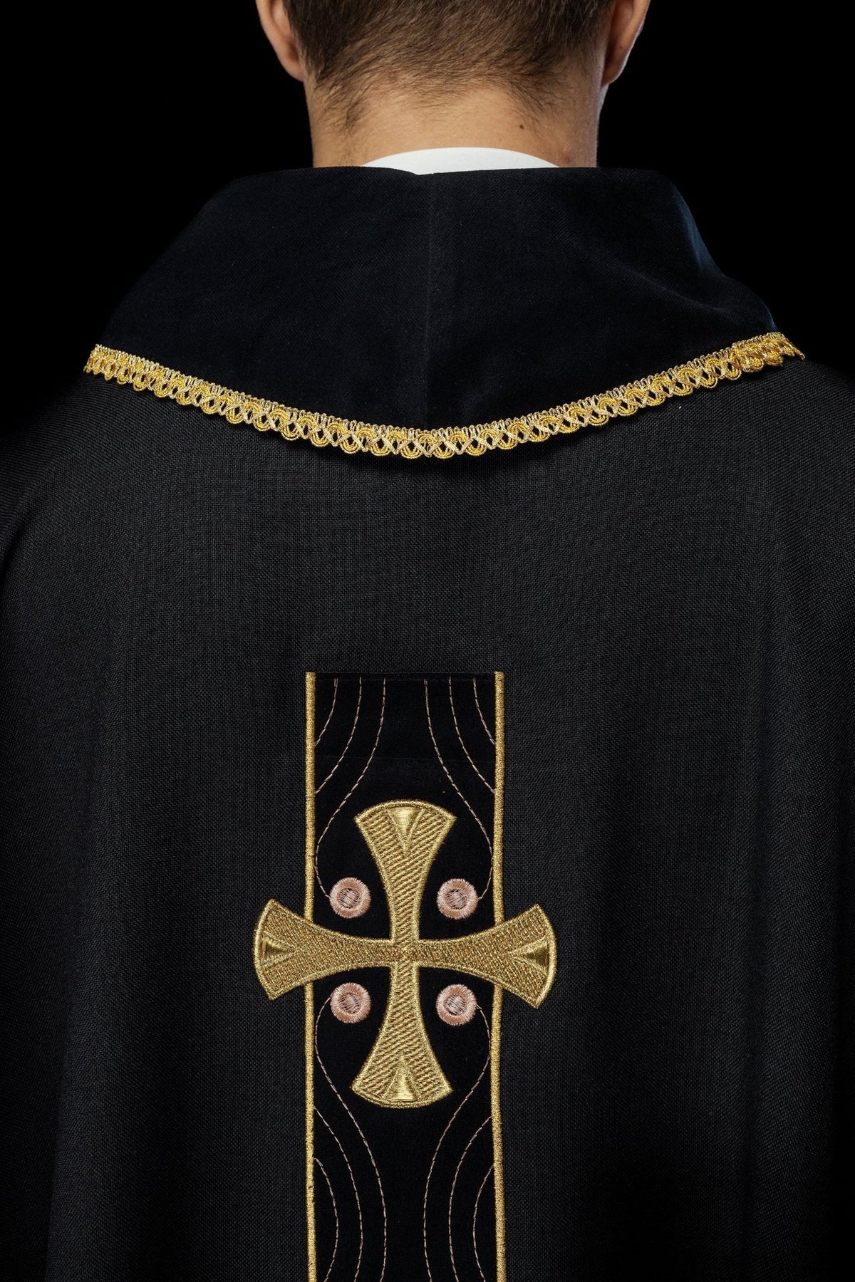Ornat Liturgiczny Czarny Złote Krzyże i Lamówka - Polski Produkt - SZATYLITURGICZNE.PL