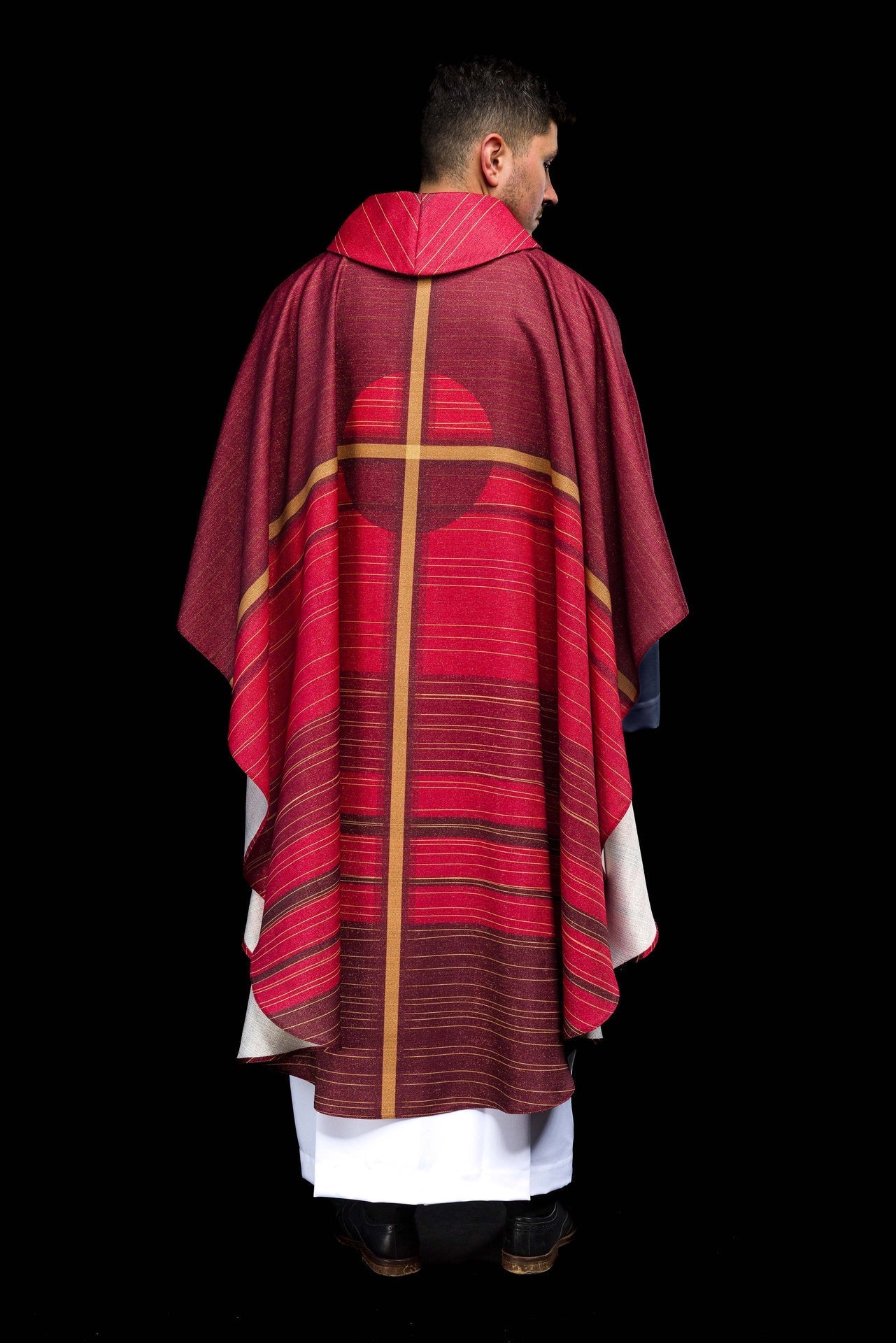Ornat Liturgiczny Czerwony Drukowany Krzyż - Elegancki Symbolizm - SZATYLITURGICZNE.PL