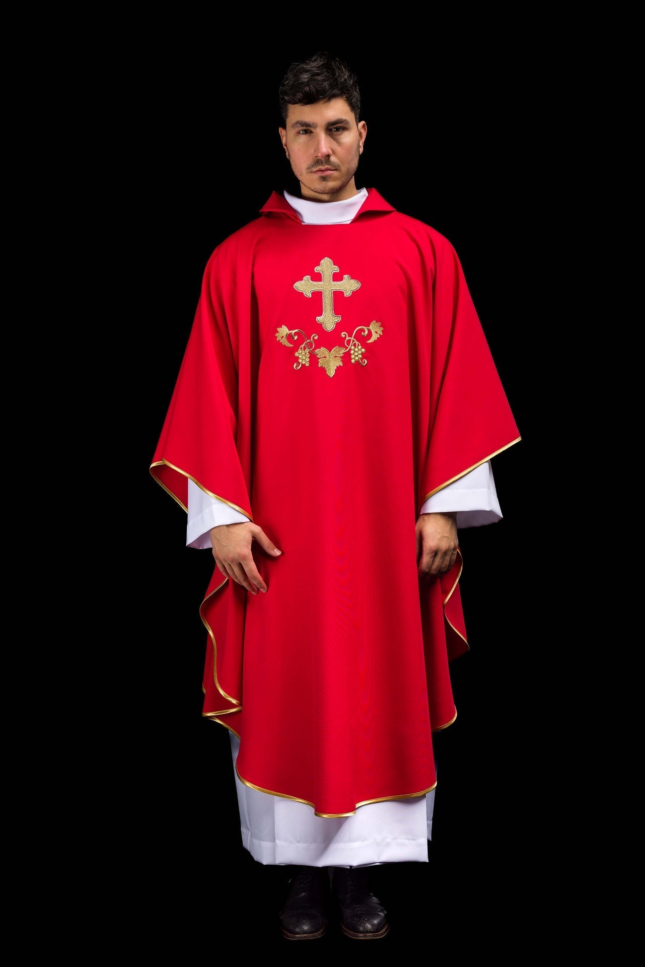 Ornat Liturgiczny Czerwony Haftowany Krzyżem i Złotą Lamówką - SZATYLITURGICZNE.PL