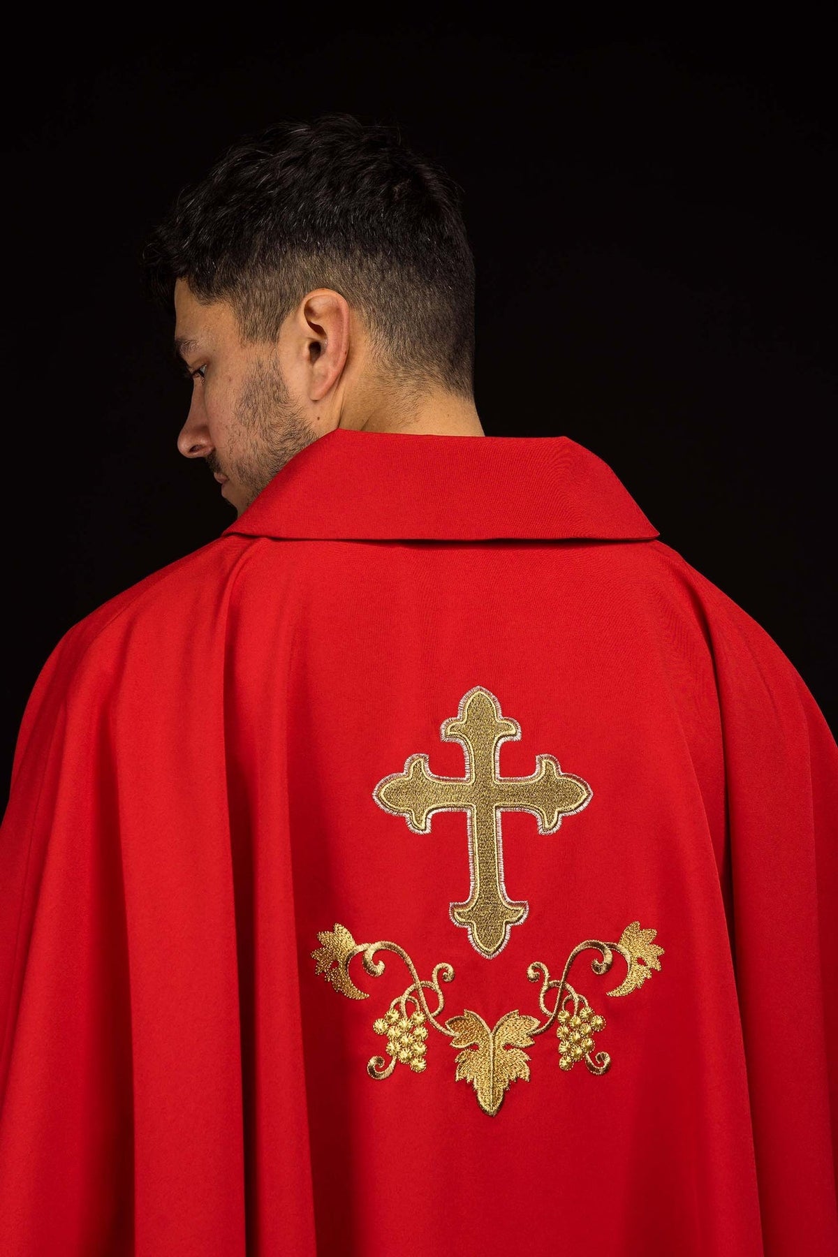 Ornat Liturgiczny Czerwony Haftowany Krzyżem i Złotą Lamówką - SZATYLITURGICZNE.PL