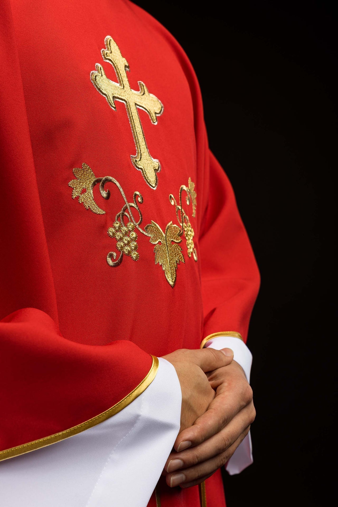 Ornat Liturgiczny Czerwony Haftowany Krzyżem i Złotą Lamówką - SZATYLITURGICZNE.PL