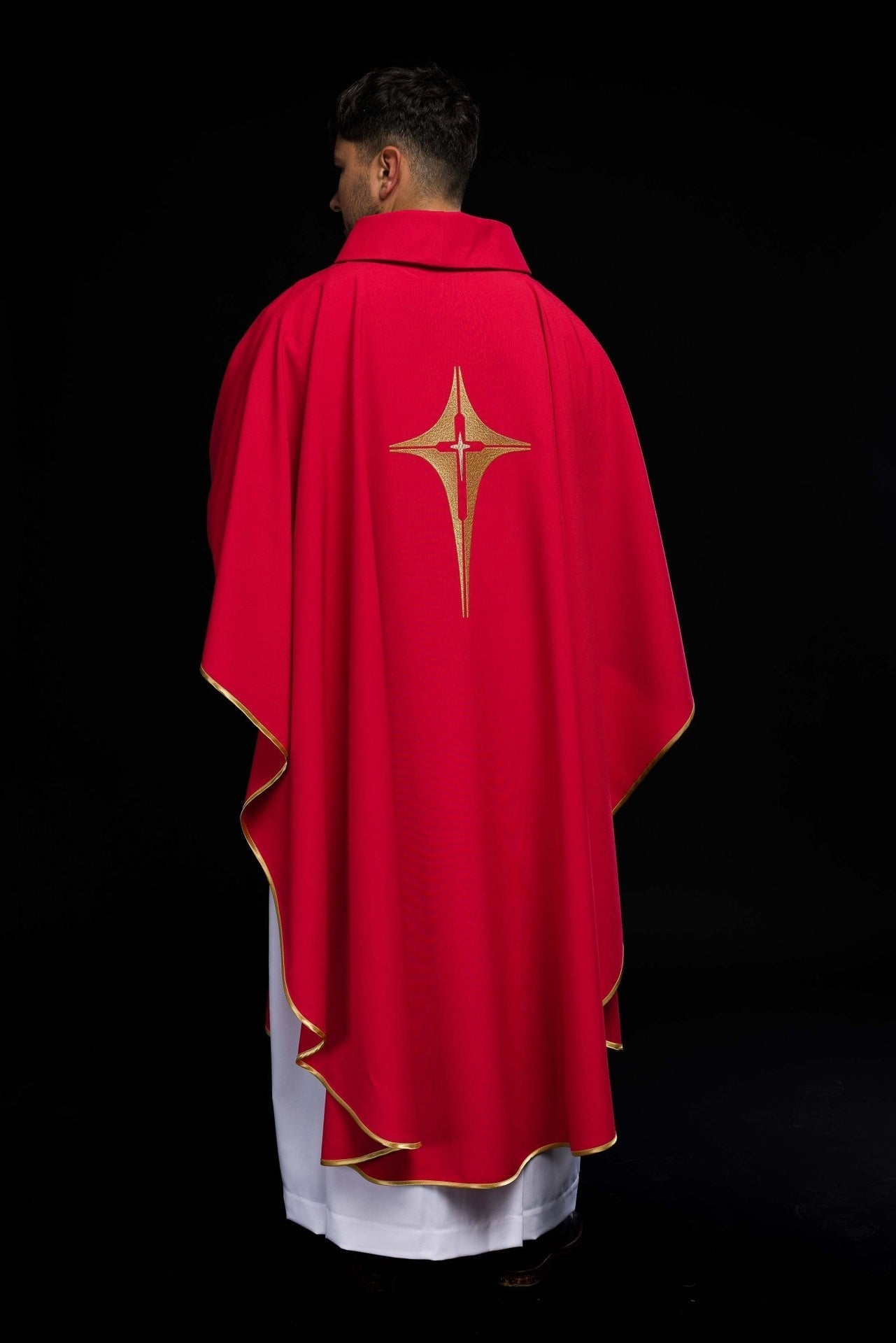 Ornat Liturgiczny Czerwony Haftowany Krzyżem Złotą Nicią - SZATYLITURGICZNE.PL