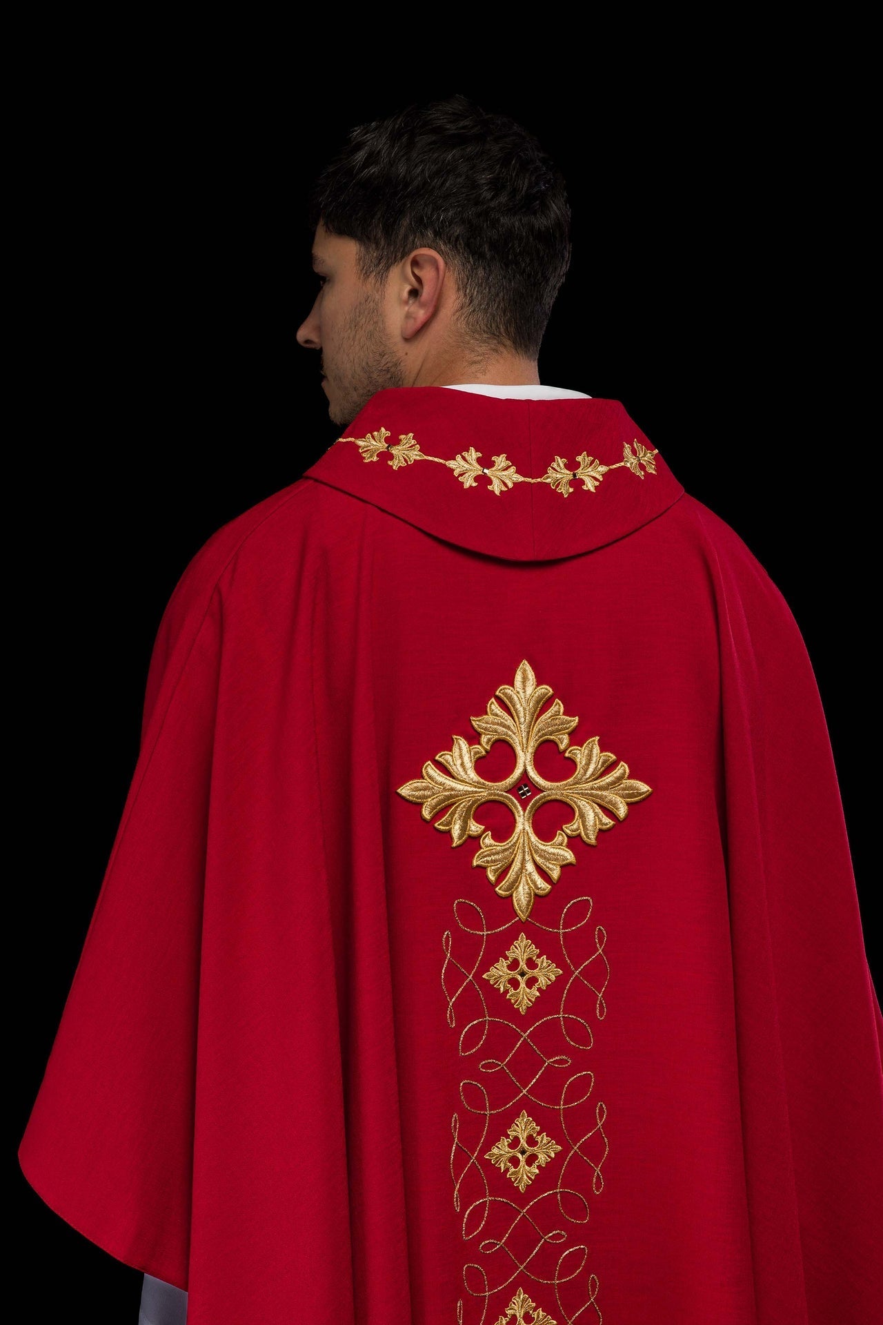 Ornat Liturgiczny Czerwony Haftowany Sznurkiem i Kamieniami - Polska Produkcja - SZATYLITURGICZNE.PL