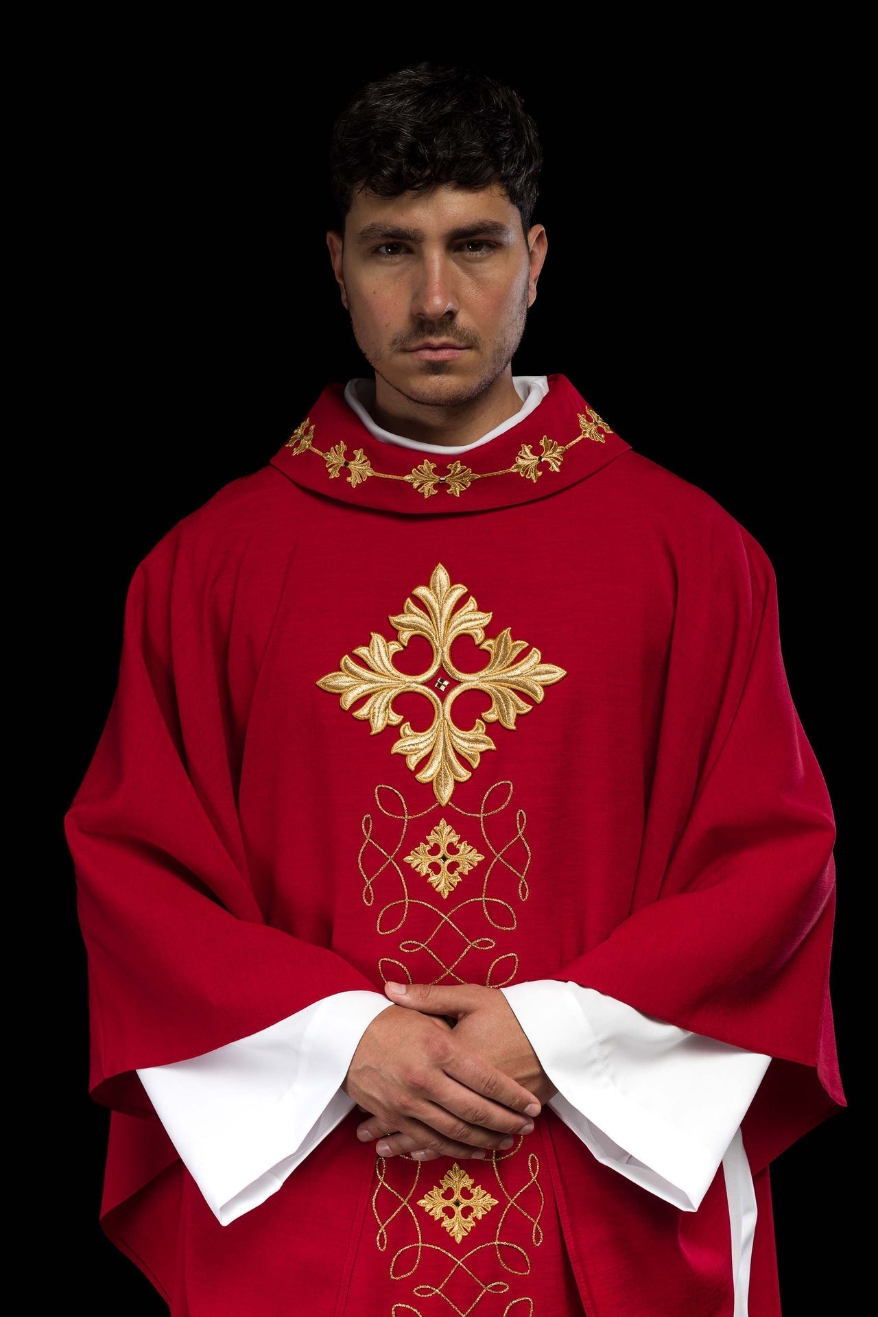 Ornat Liturgiczny Czerwony Haftowany Sznurkiem i Kamieniami - Polska Produkcja - SZATYLITURGICZNE.PL