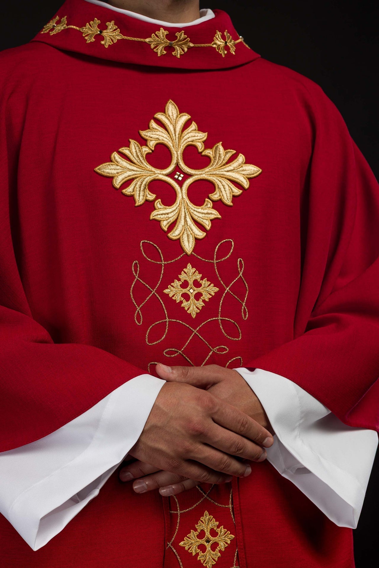 Ornat Liturgiczny Czerwony Haftowany Sznurkiem i Kamieniami - Polska Produkcja - SZATYLITURGICZNE.PL