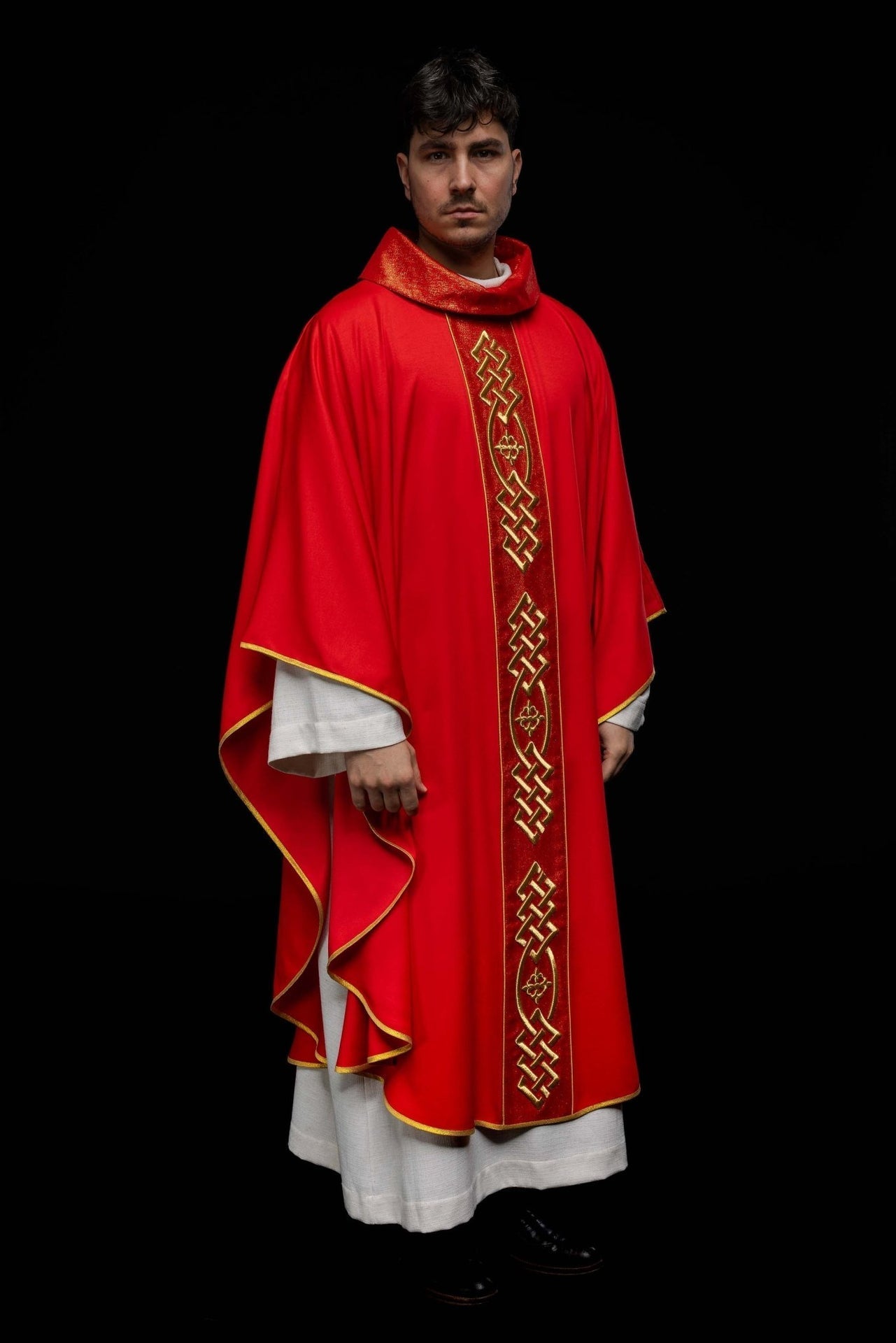 Ornat Liturgiczny Czerwony Haftowany Złotym Krzyżem - Polski Producent - SZATYLITURGICZNE.PL