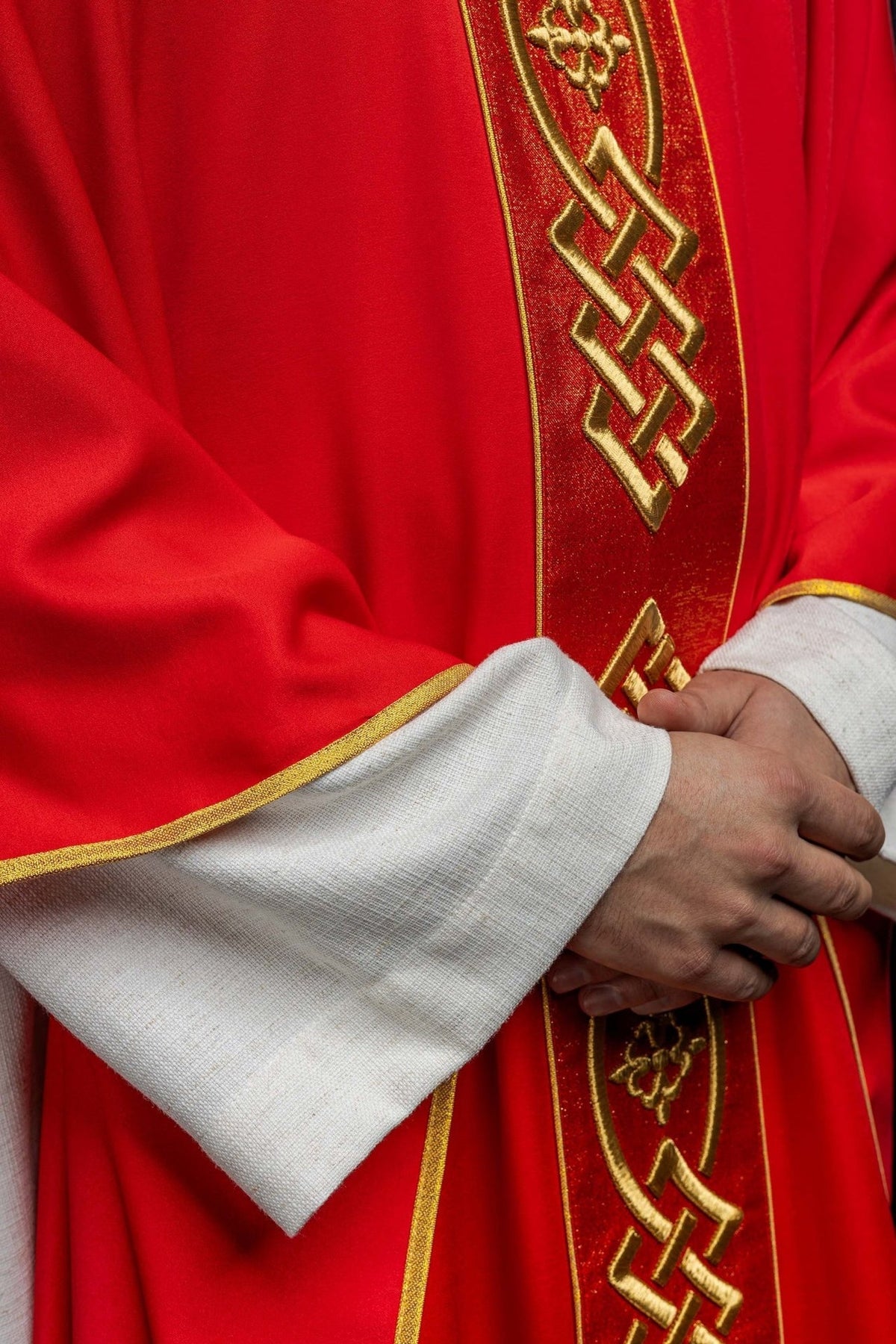 Ornat Liturgiczny Czerwony Haftowany Złotym Krzyżem - Polski Producent - SZATYLITURGICZNE.PL