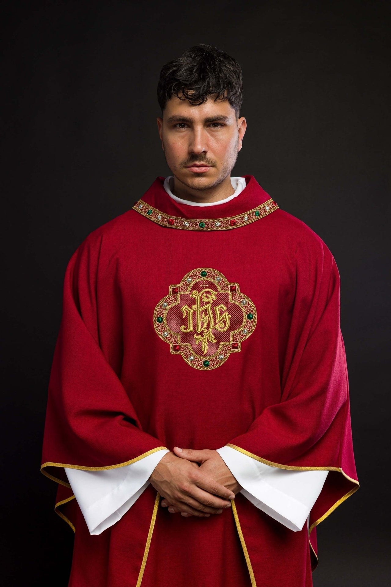 Ornat Liturgiczny Czerwony IHS - Bogato Haftowany Pas i Lamówka - SZATYLITURGICZNE.PL