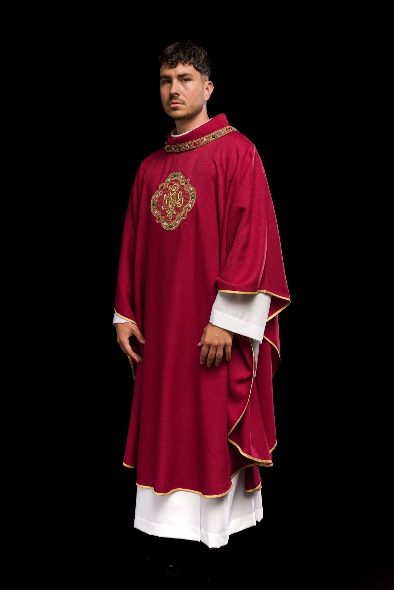 Ornat Liturgiczny Czerwony IHS - Bogato Haftowany Pas i Lamówka - SZATYLITURGICZNE.PL