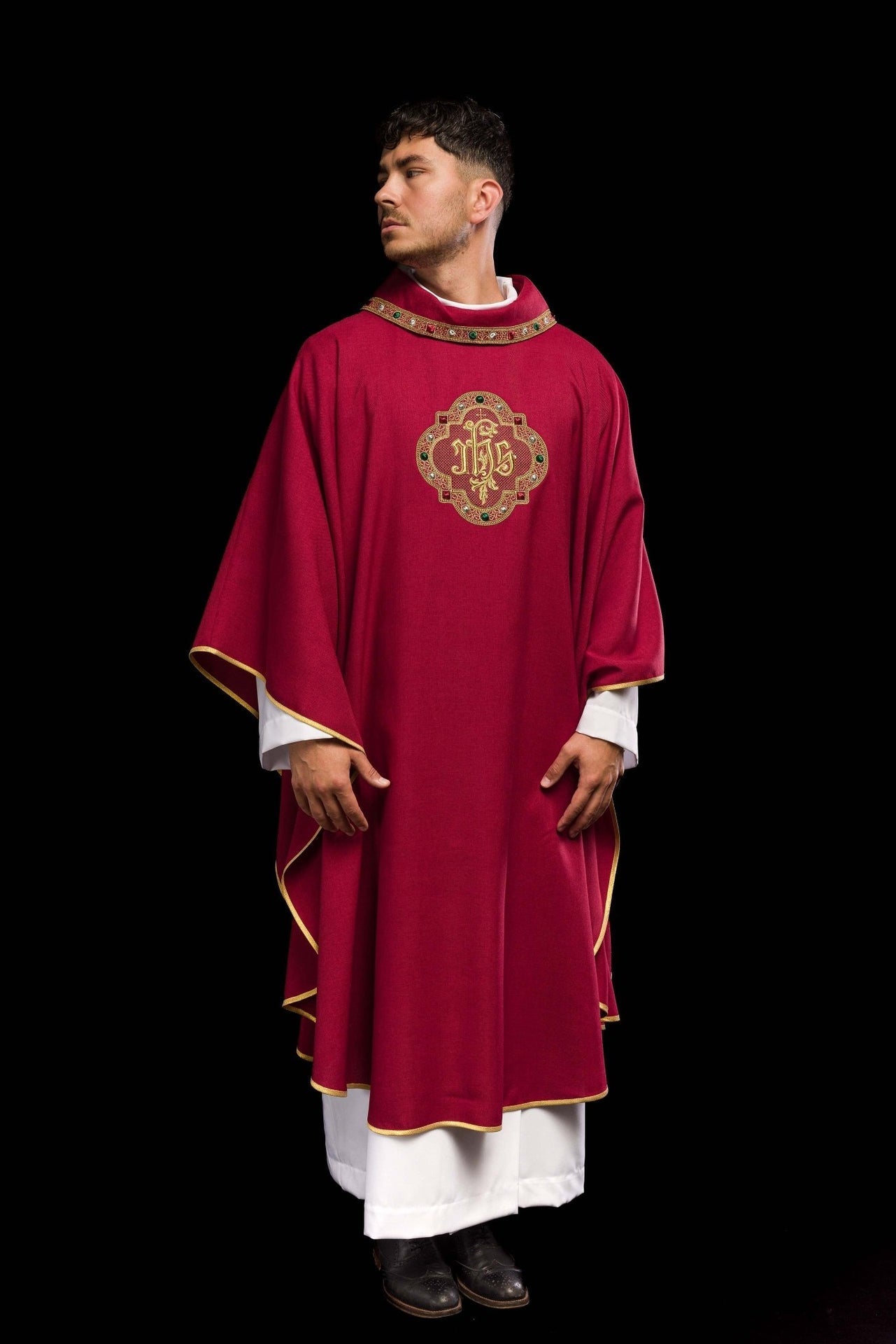 Ornat Liturgiczny Czerwony IHS - Bogato Haftowany Pas i Lamówka - SZATYLITURGICZNE.PL