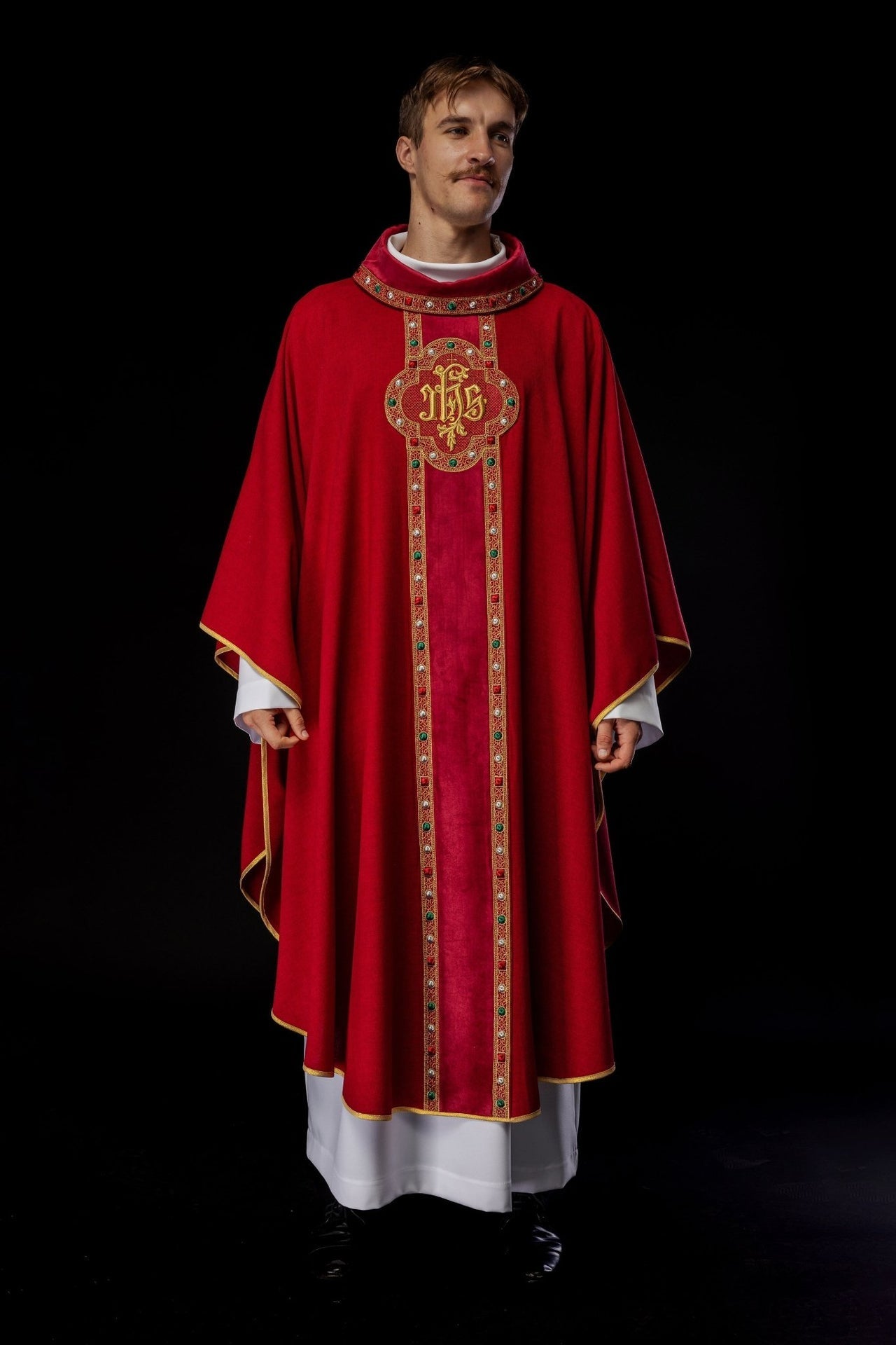 Ornat Liturgiczny Czerwony IHS Haftowany - Elegancki Pas i Lamówka - SZATYLITURGICZNE.PL