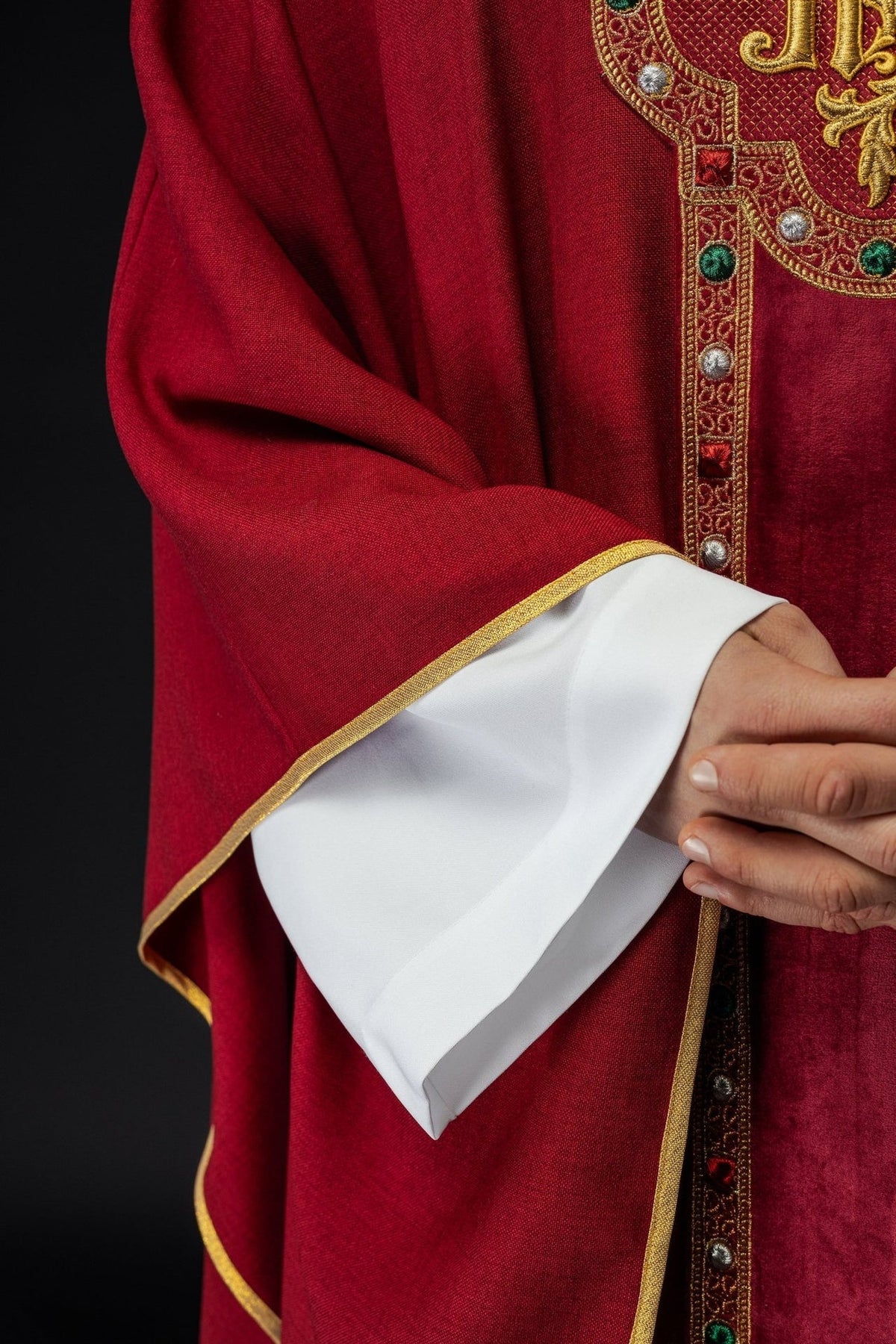 Ornat Liturgiczny Czerwony IHS Haftowany - Elegancki Pas i Lamówka - SZATYLITURGICZNE.PL