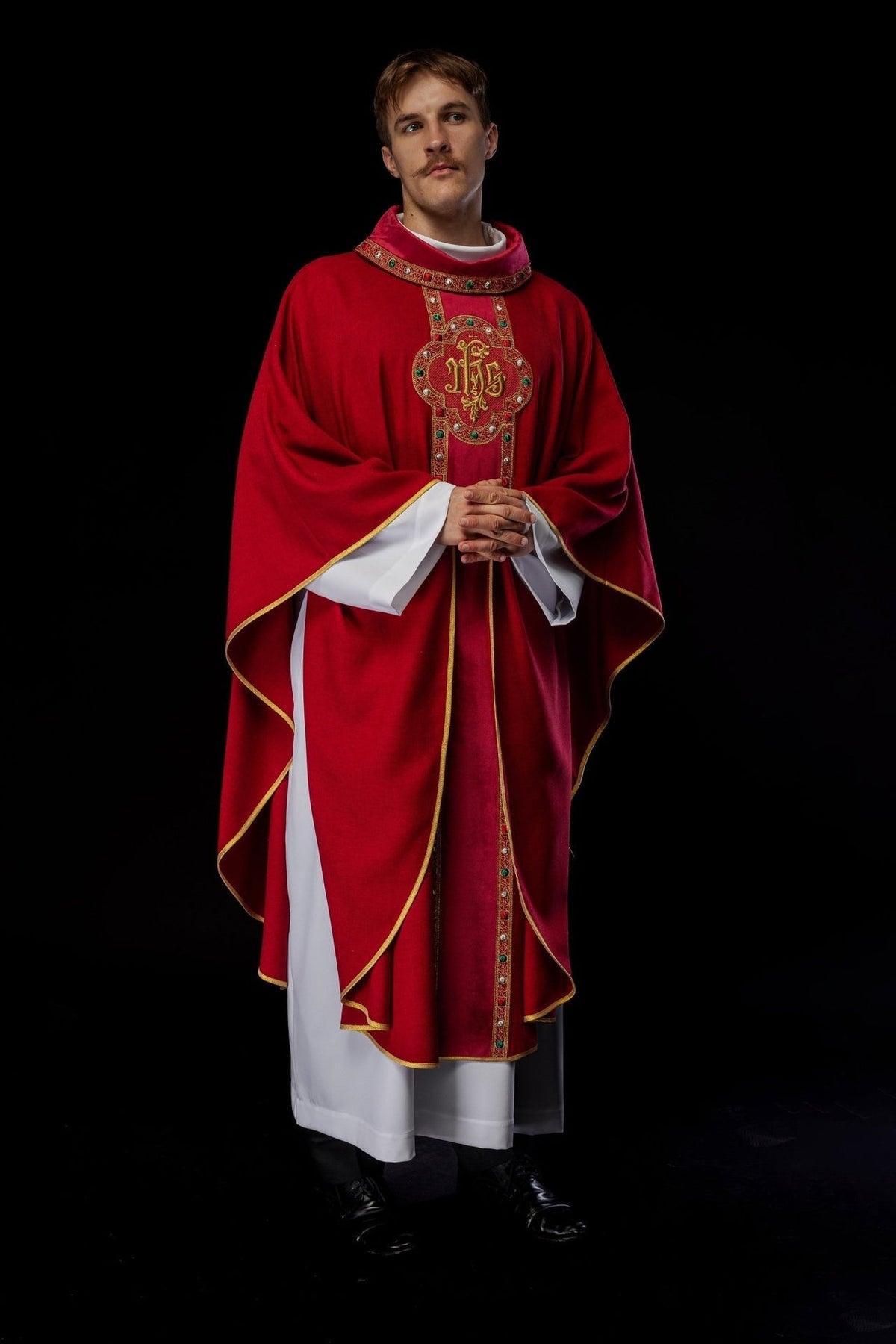 Ornat Liturgiczny Czerwony IHS Haftowany - Elegancki Pas i Lamówka - SZATYLITURGICZNE.PL