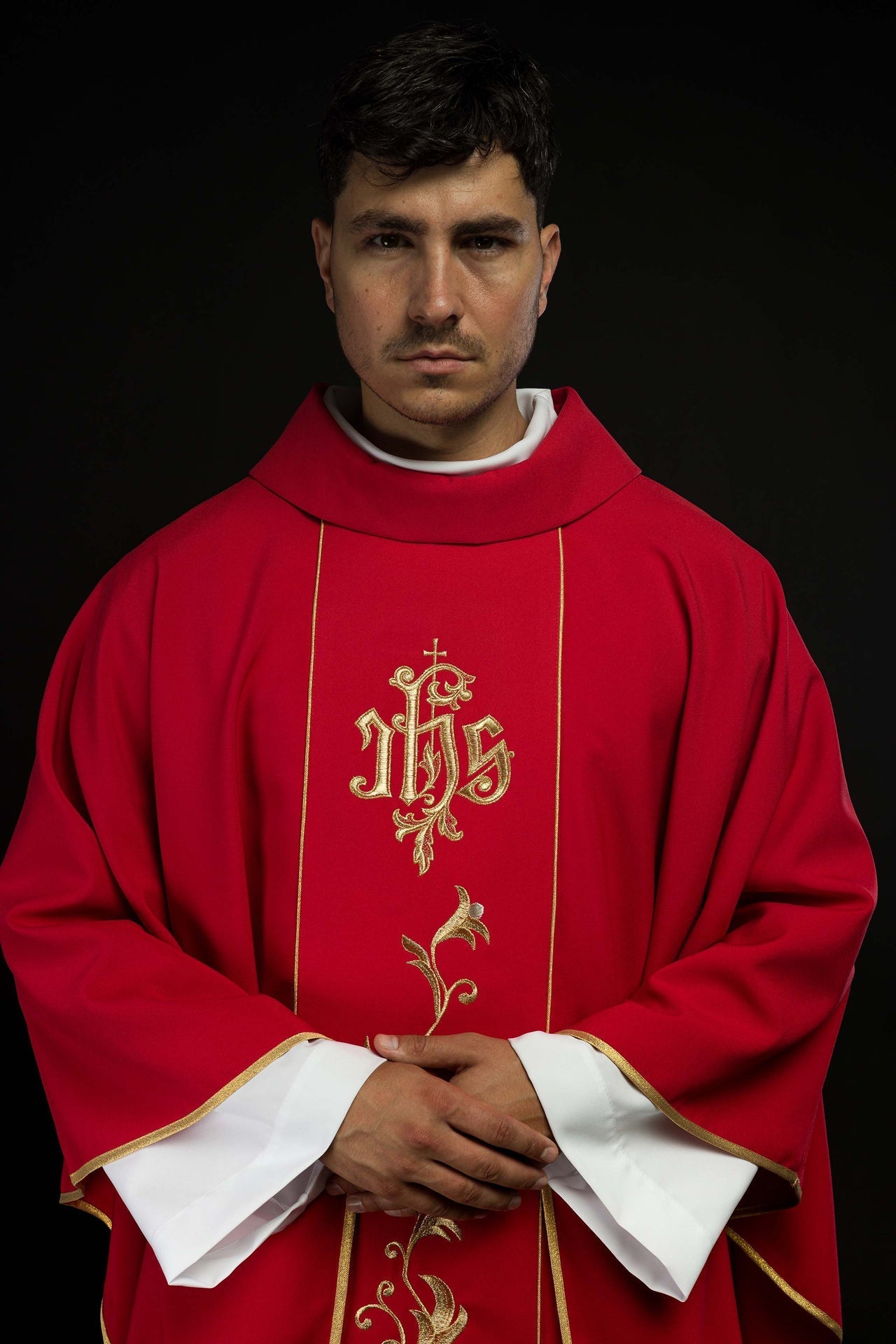 Ornat Liturgiczny Czerwony IHS Haftowany - Polski Producent - SZATYLITURGICZNE.PL