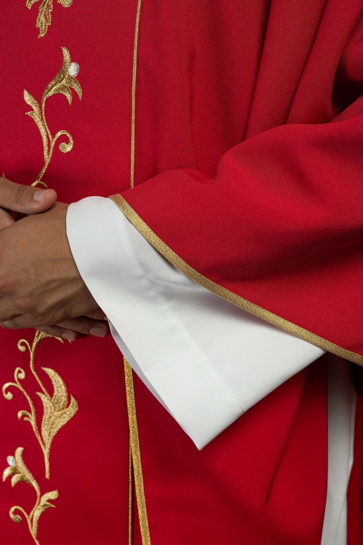 Ornat Liturgiczny Czerwony IHS Haftowany - Polski Producent - SZATYLITURGICZNE.PL
