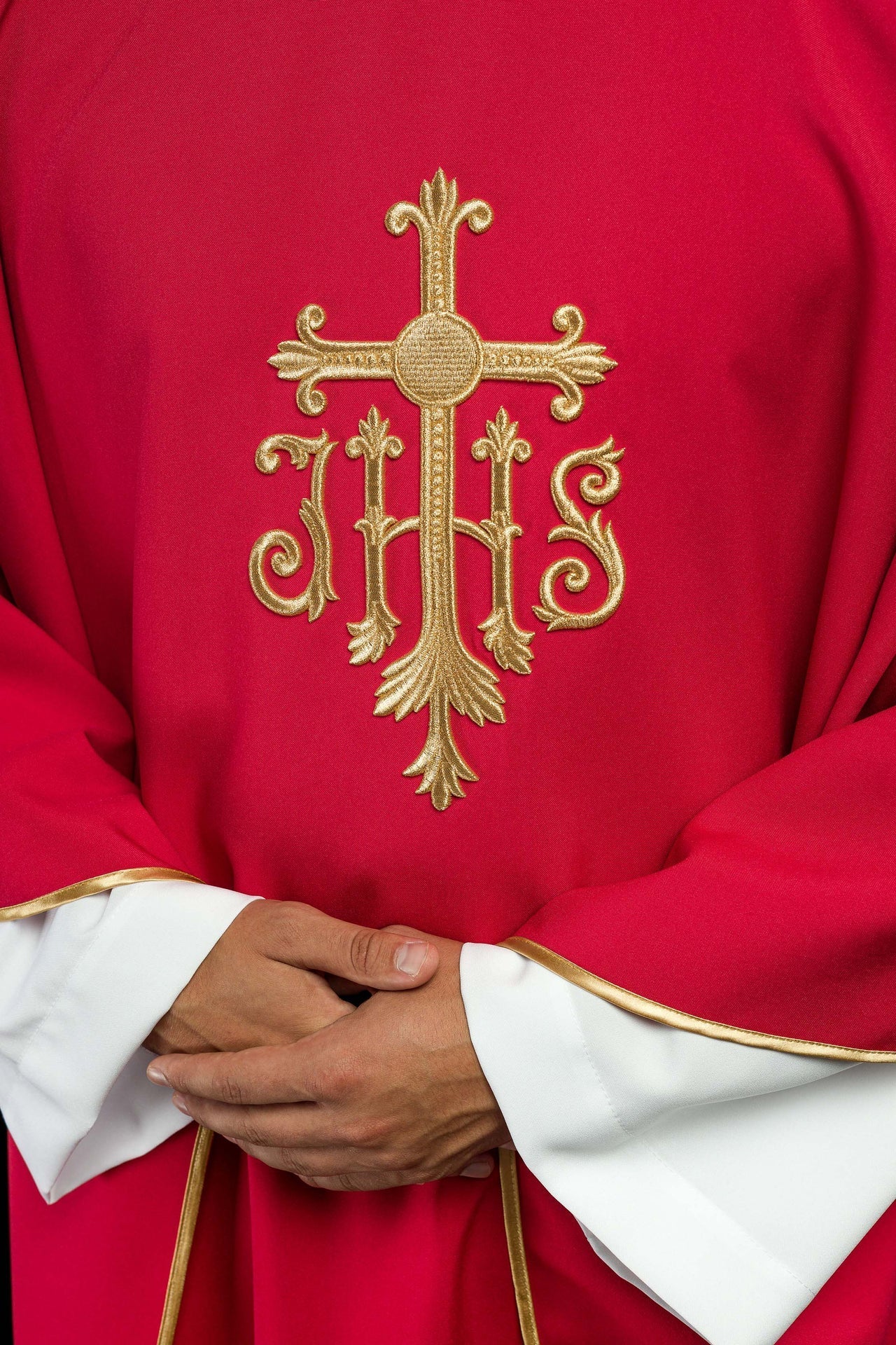 Ornat Liturgiczny Czerwony IHS Haftowany Złotą Nicią - SZATYLITURGICZNE.PL
