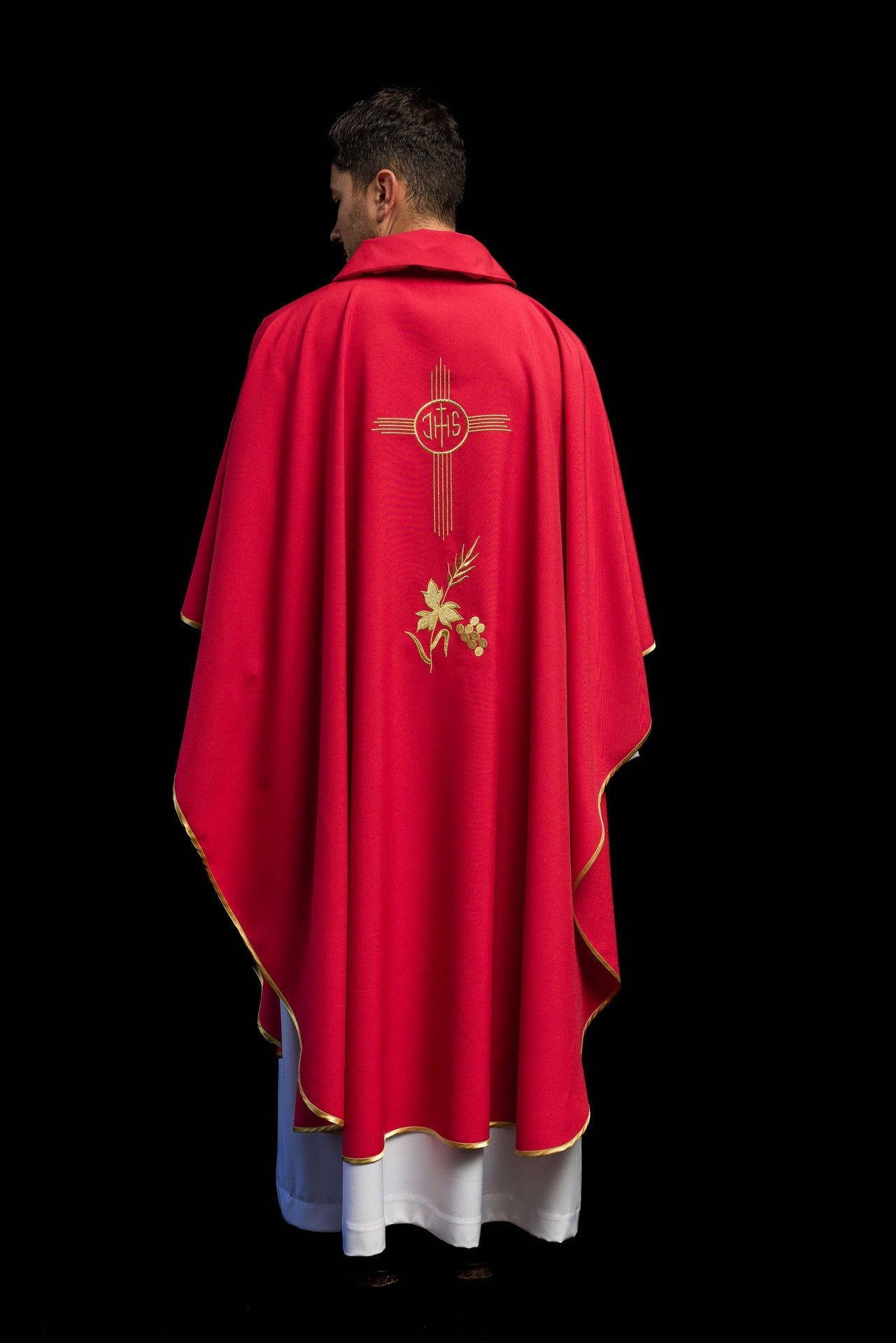 Ornat Liturgiczny Czerwony IHS Haftowany Złotą Nicią - Kołnierz Karo - SZATYLITURGICZNE.PL