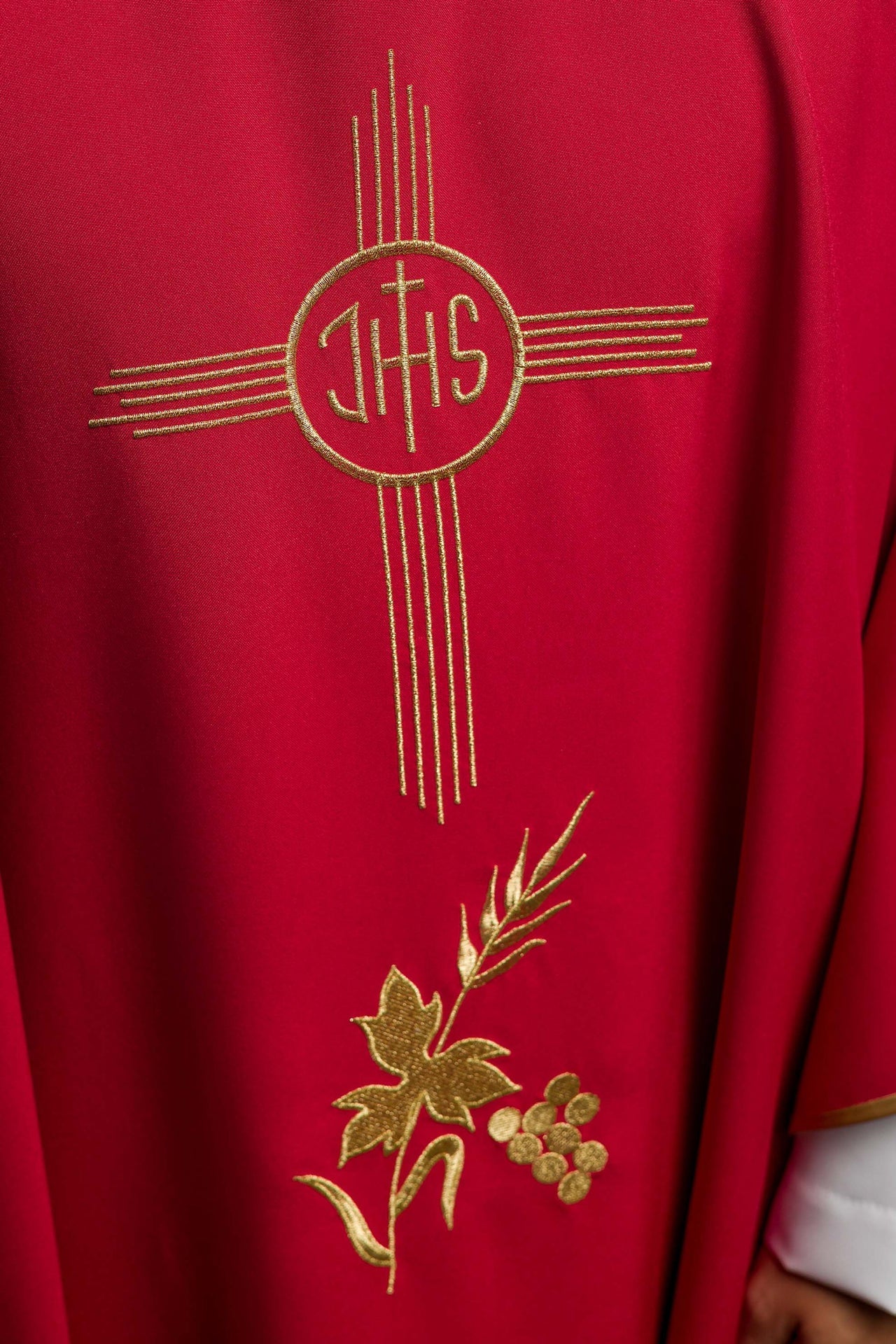 Ornat Liturgiczny Czerwony IHS Haftowany Złotą Nicią - Kołnierz Karo - SZATYLITURGICZNE.PL