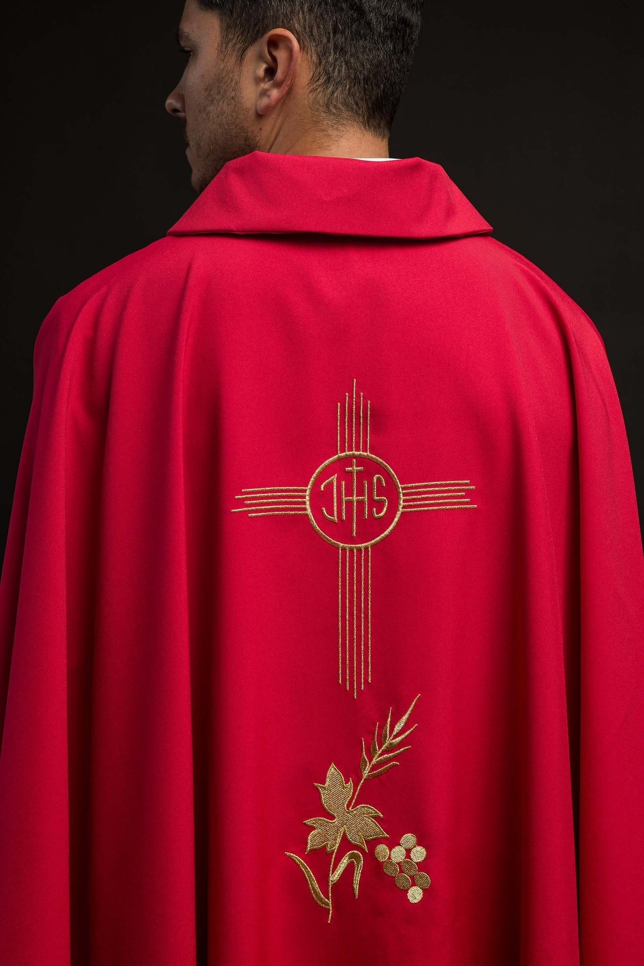 Ornat Liturgiczny Czerwony IHS Haftowany Złotą Nicią - Kołnierz Karo - SZATYLITURGICZNE.PL