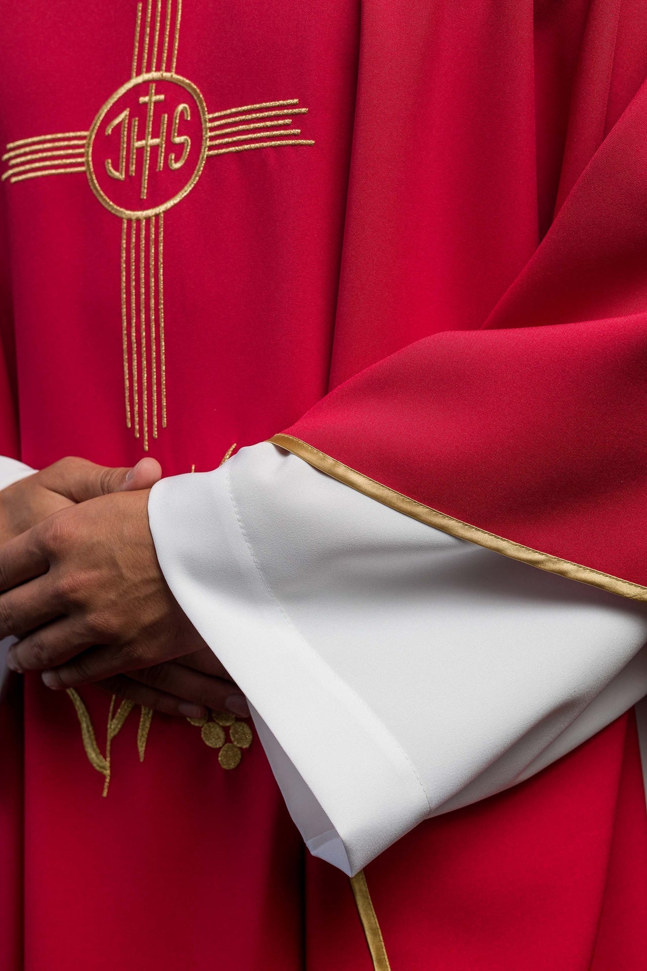 Ornat Liturgiczny Czerwony IHS Haftowany Złotą Nicią - Kołnierz Karo - SZATYLITURGICZNE.PL