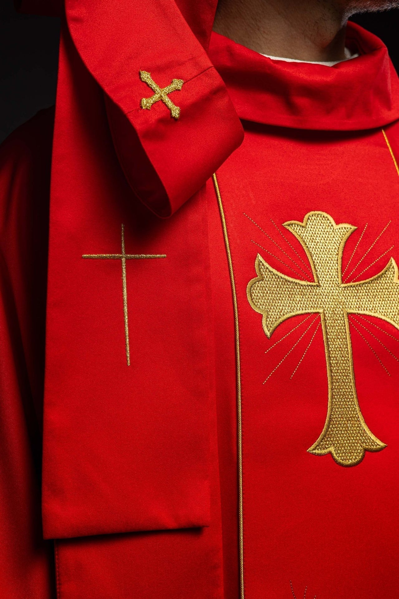 Ornat Liturgiczny Czerwony Krzyż i Kłosy Złoty Haft - SZATYLITURGICZNE.PL