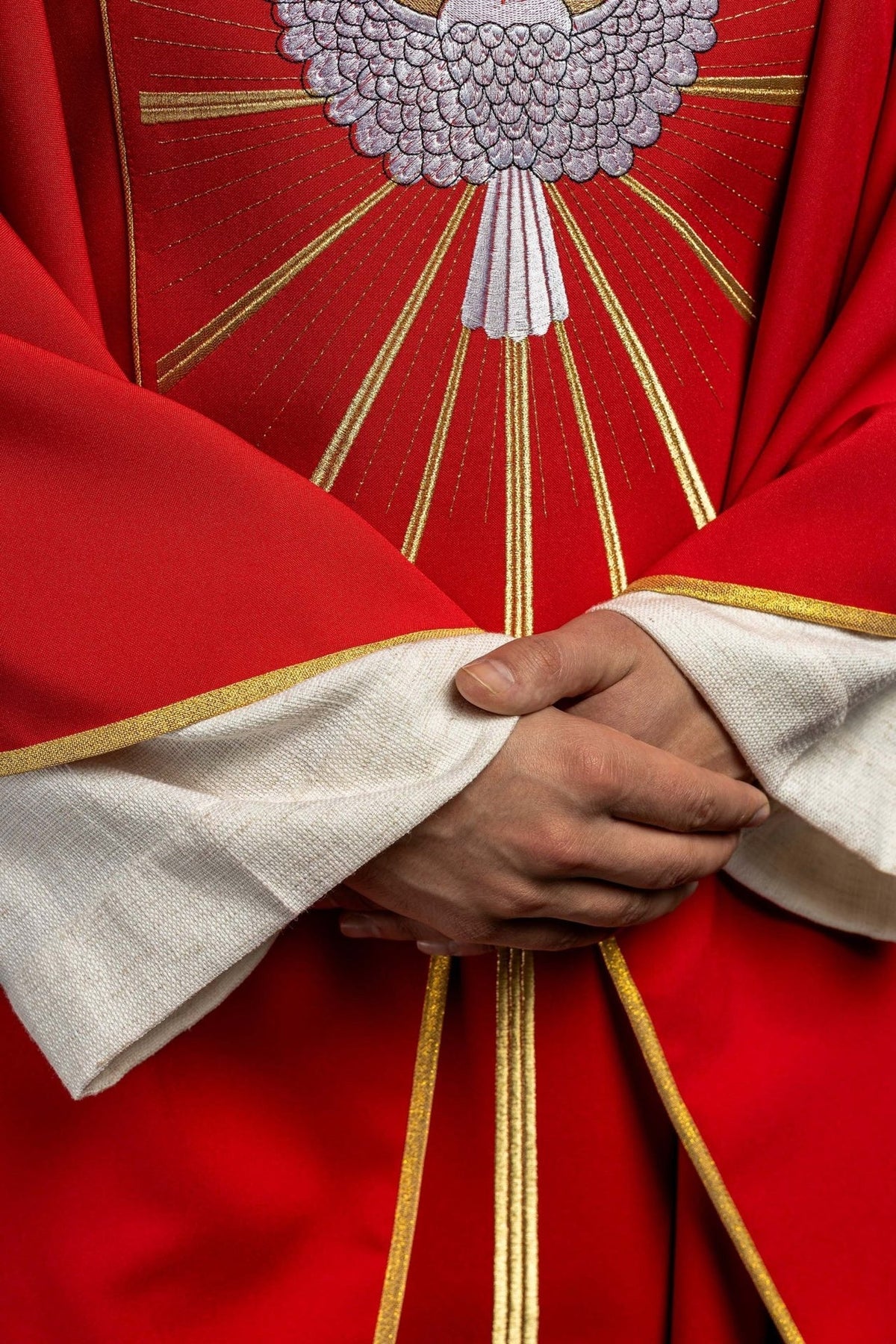 Ornat Liturgiczny Czerwony z Haftem Ducha Świętego i Stułą - SZATYLITURGICZNE.PL