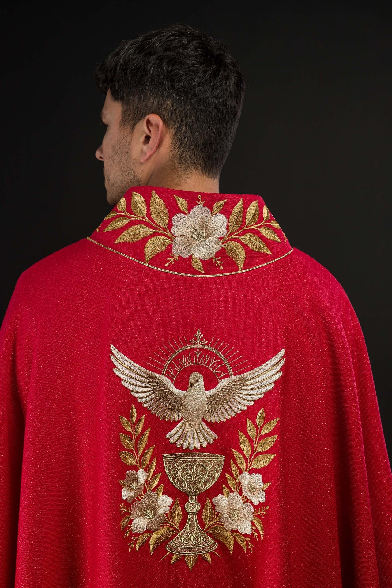 Ornat Liturgiczny Czerwony z Haftem Ducha Świętego i Stułą - SZATYLITURGICZNE.PL