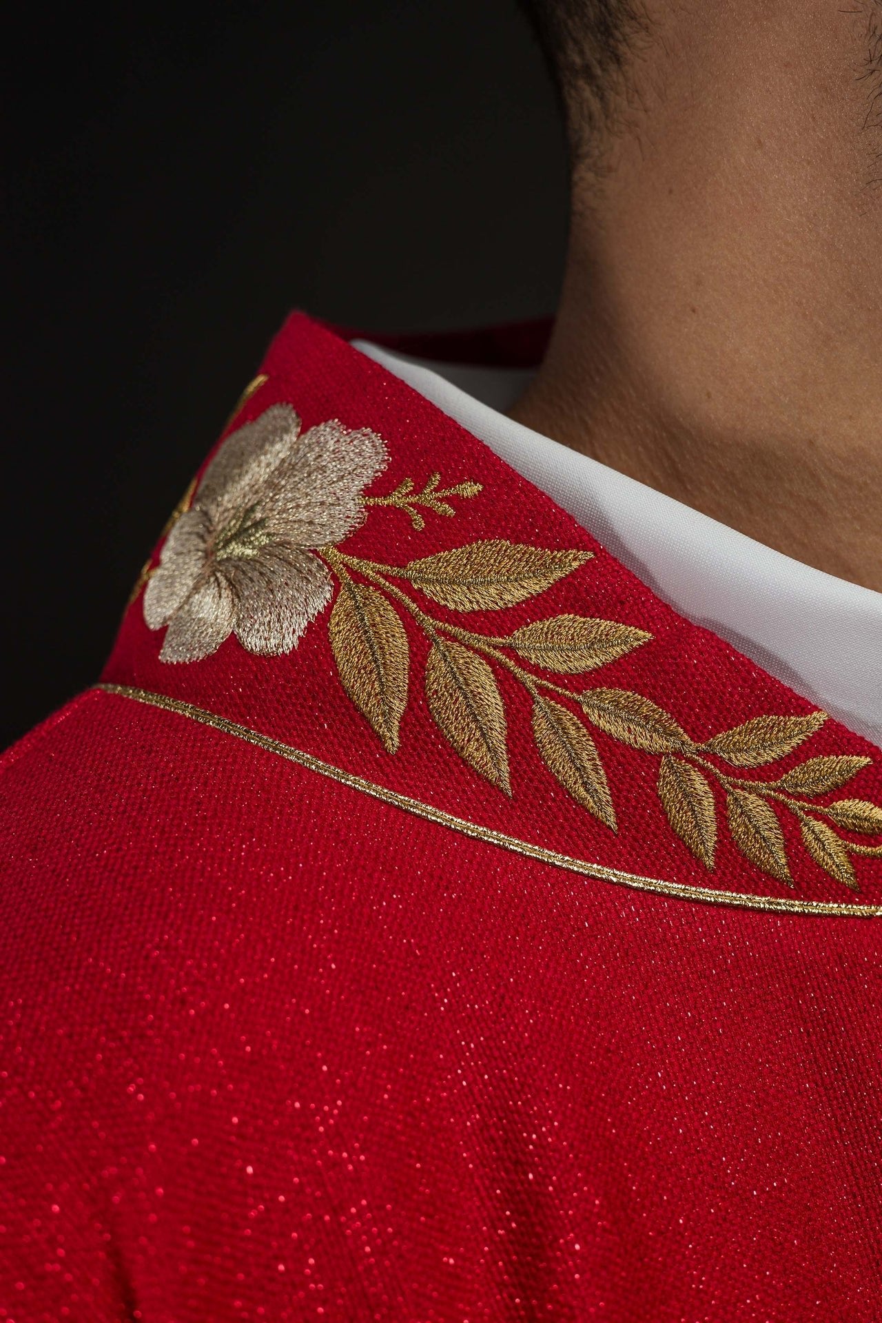 Ornat Liturgiczny Czerwony z Haftem Ducha Świętego i Stułą - SZATYLITURGICZNE.PL