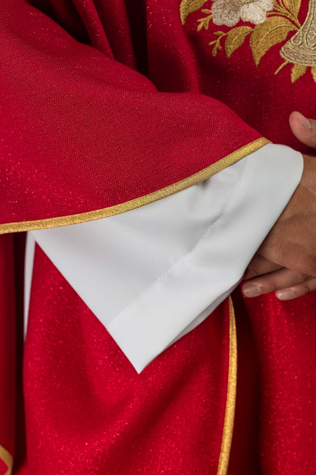 Ornat Liturgiczny Czerwony z Haftem Ducha Świętego i Stułą - SZATYLITURGICZNE.PL