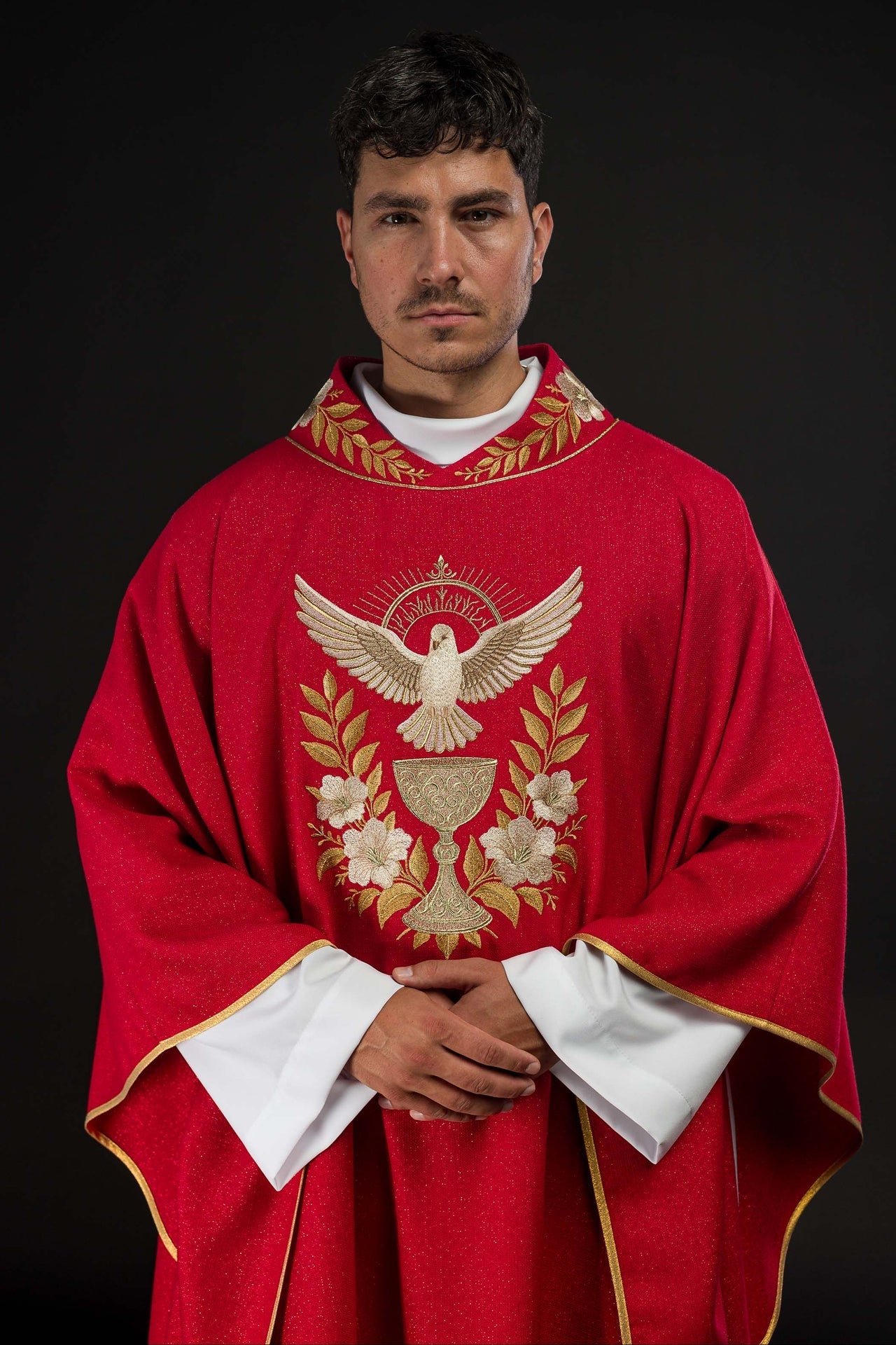 Ornat Liturgiczny Czerwony z Haftem Ducha Świętego i Stułą - SZATYLITURGICZNE.PL