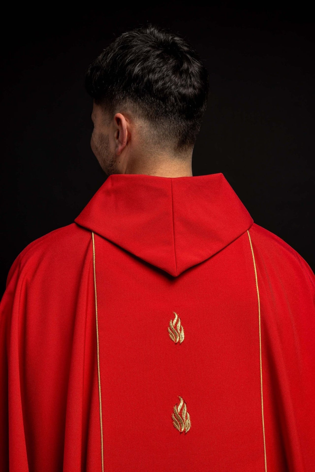Ornat Liturgiczny Czerwony z Haftem Ducha Świętego i Stułą - SZATYLITURGICZNE.PL