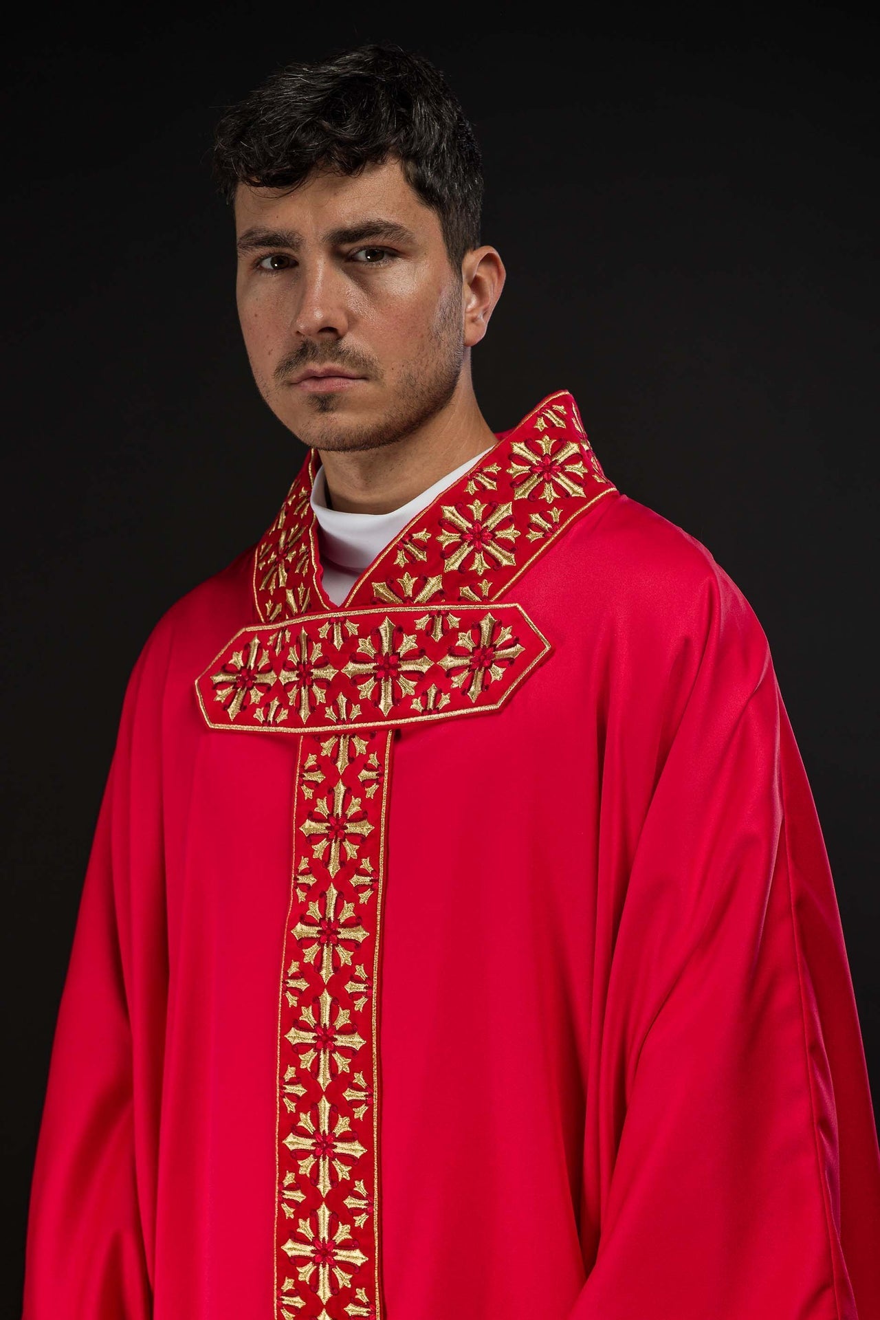 Ornat Liturgiczny Czerwony z Haftem Eucharystycznym i Złotymi Krzyżami - SZATYLITURGICZNE.PL