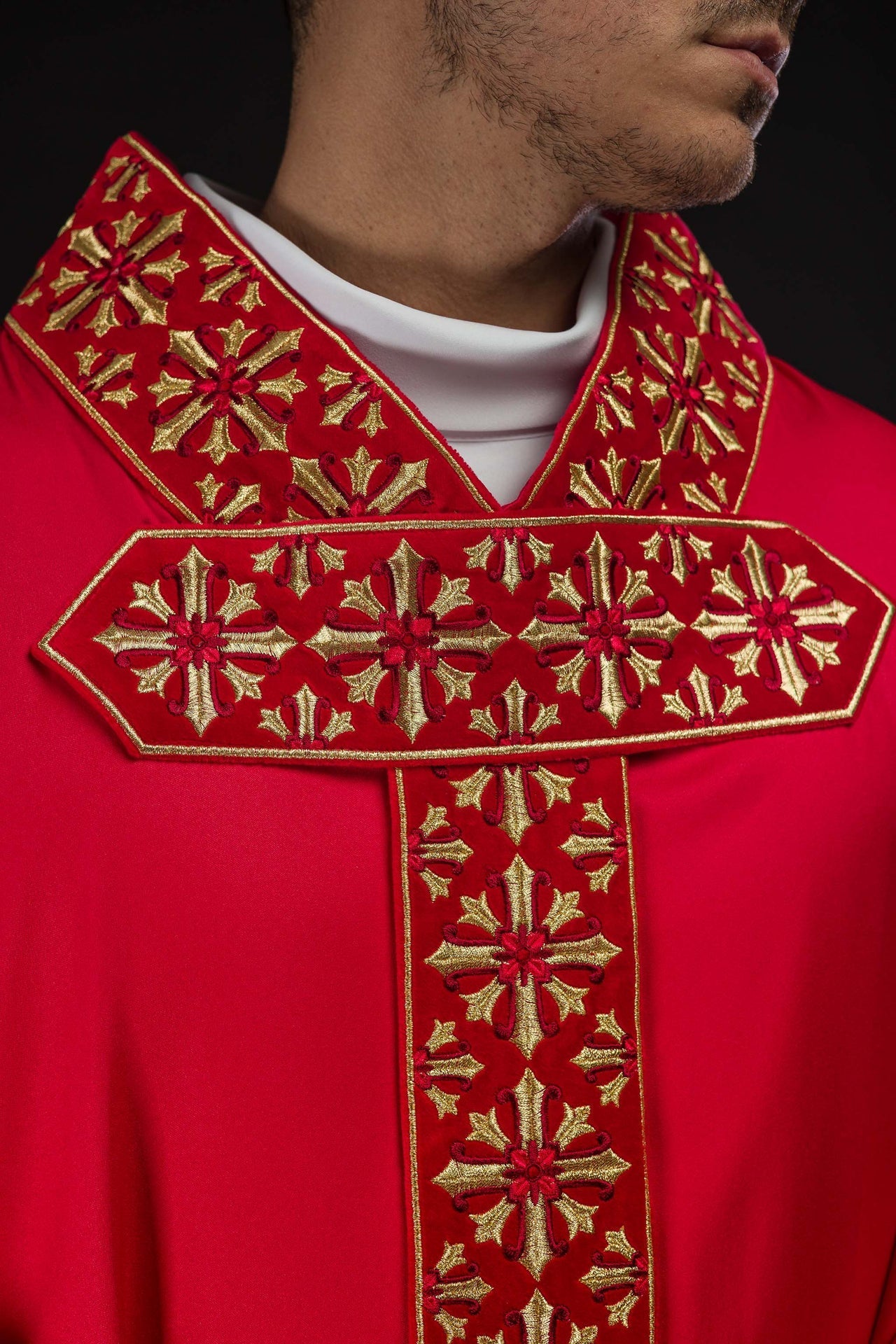 Ornat Liturgiczny Czerwony z Haftem Eucharystycznym i Złotymi Krzyżami - SZATYLITURGICZNE.PL