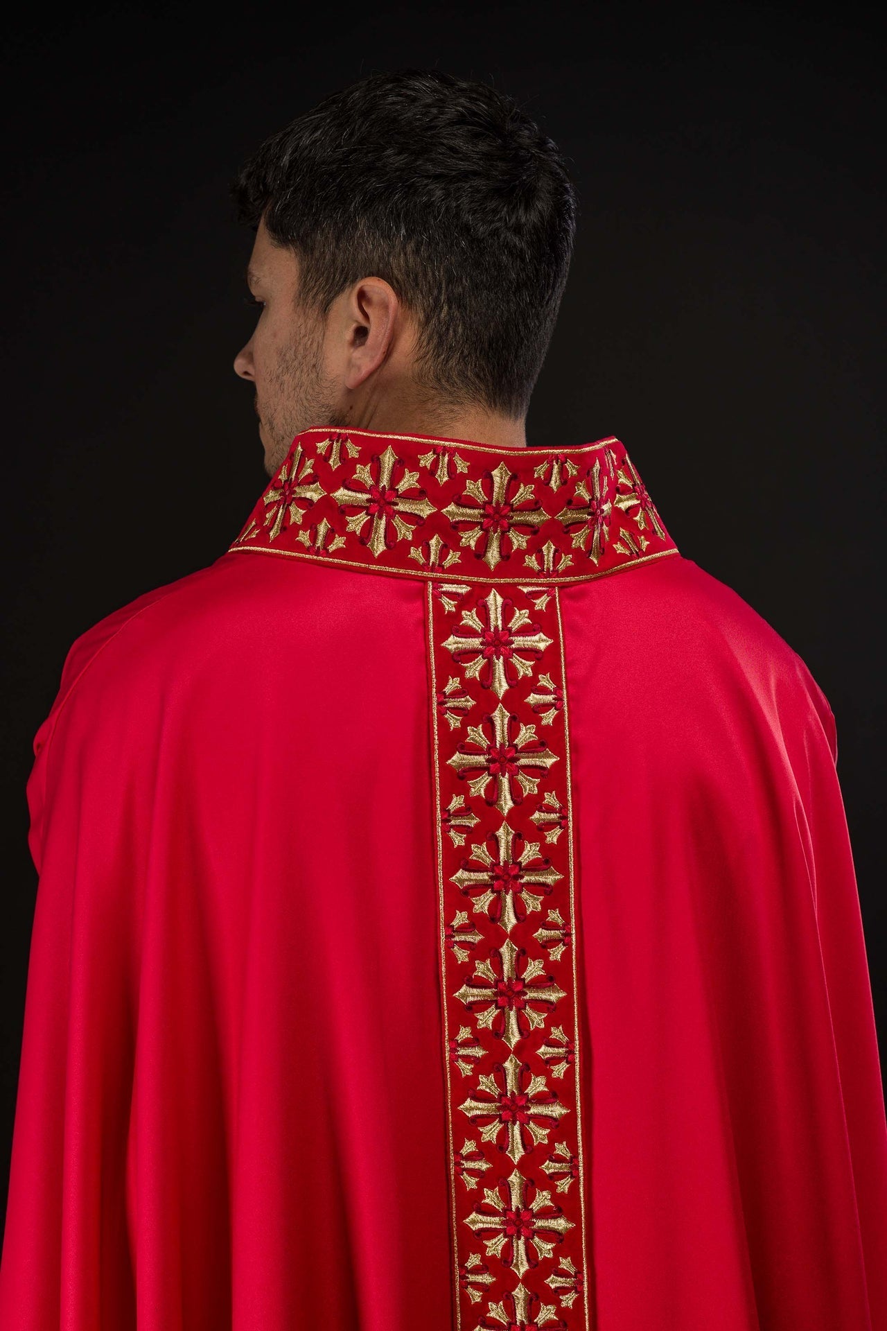 Ornat Liturgiczny Czerwony z Haftem Eucharystycznym i Złotymi Krzyżami - SZATYLITURGICZNE.PL