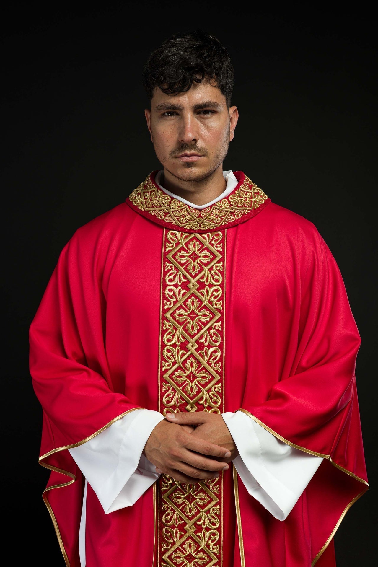 Ornat Liturgiczny Czerwony z Haftem Florystycznym i Krzyżami - SZATYLITURGICZNE.PL