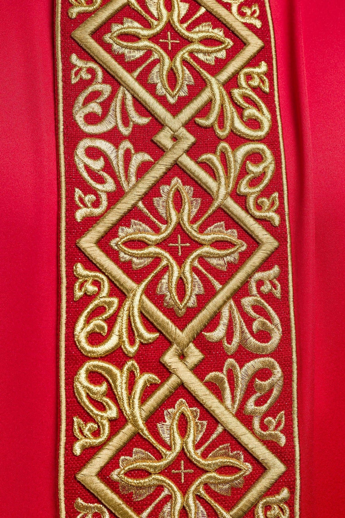 Ornat Liturgiczny Czerwony z Haftem Florystycznym i Krzyżami - SZATYLITURGICZNE.PL