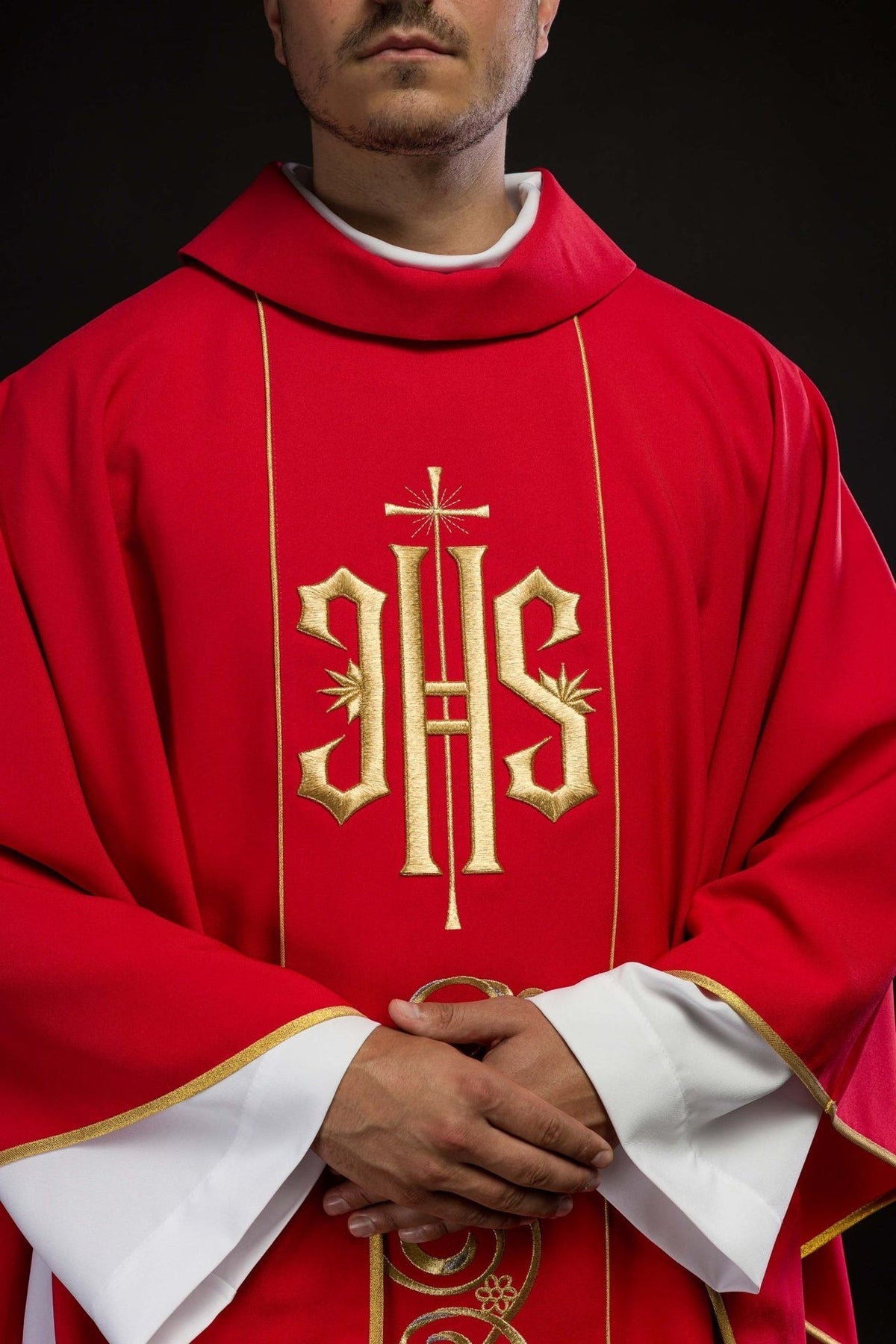 Ornat Liturgiczny Czerwony z Haftem IHS - Złota Lamówka i Stuła - SZATYLITURGICZNE.PL