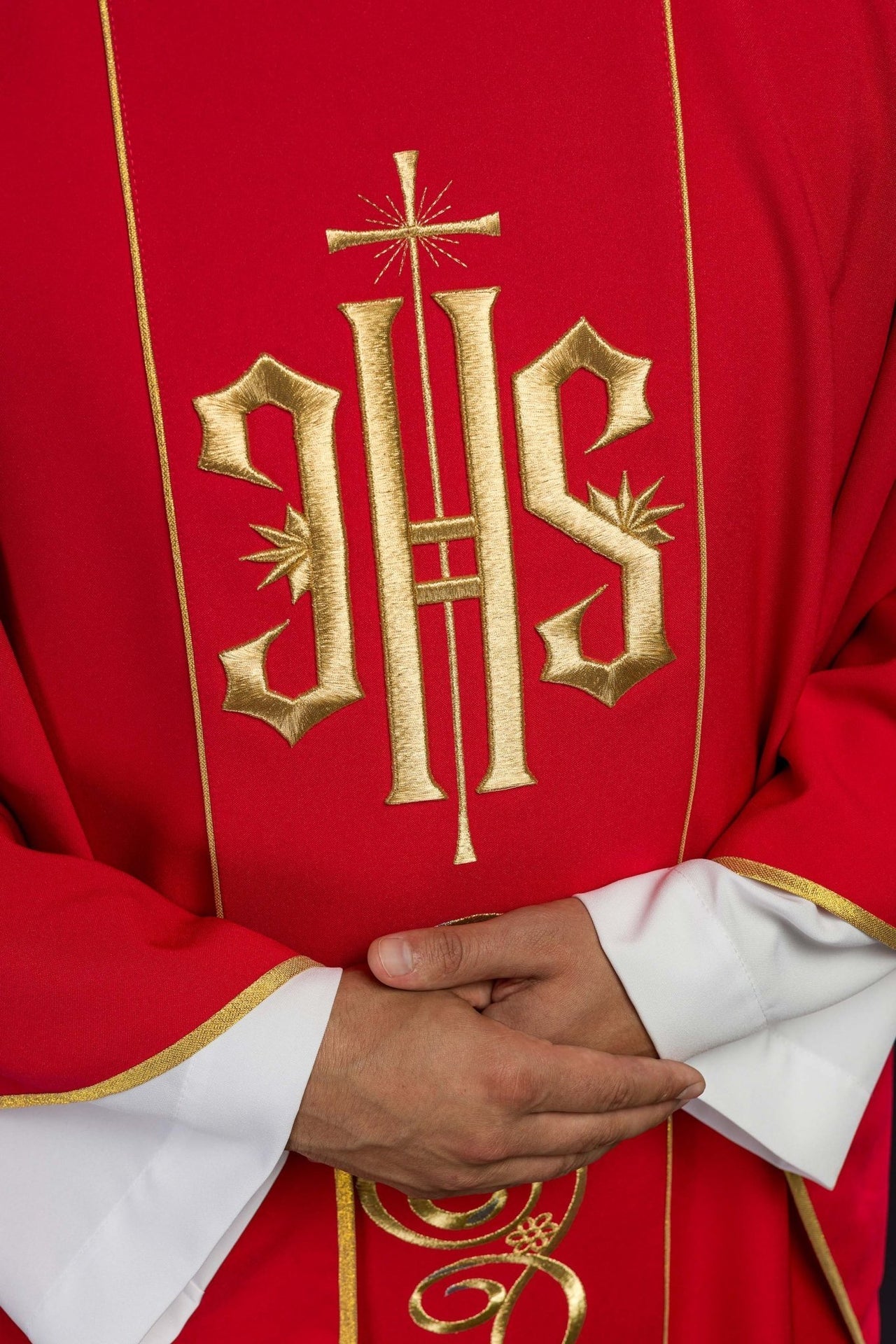Ornat Liturgiczny Czerwony z Haftem IHS - Złota Lamówka i Stuła - SZATYLITURGICZNE.PL