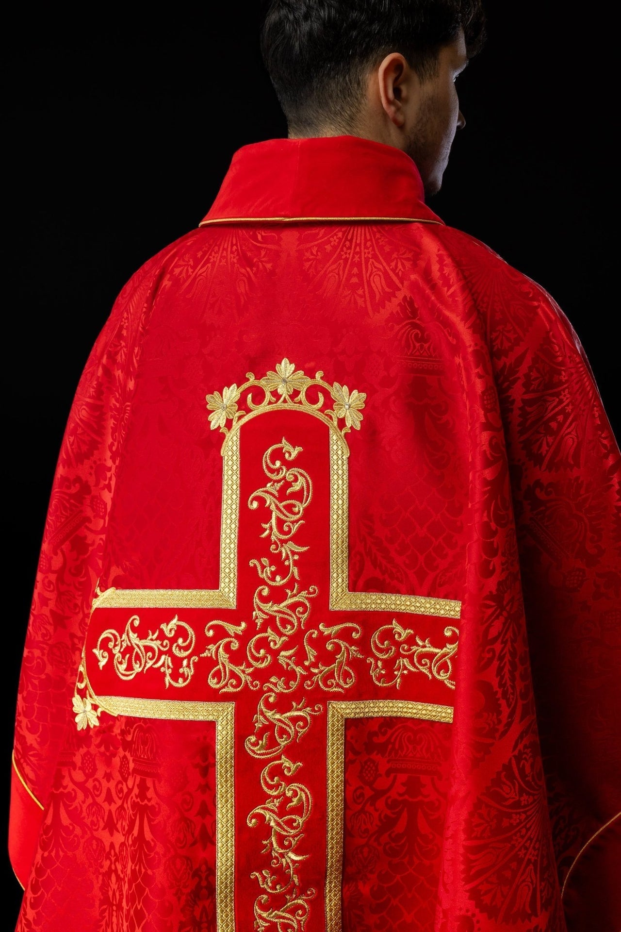 Ornat Liturgiczny Czerwony z Haftem Jezusa Chrystusa - Polski Producent - SZATYLITURGICZNE.PL