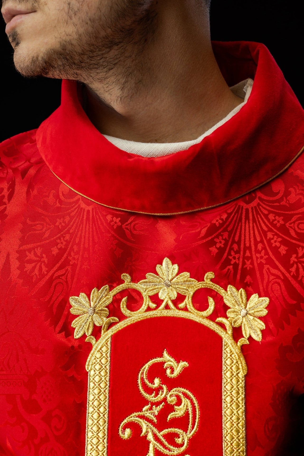Ornat Liturgiczny Czerwony z Haftem Jezusa Chrystusa - Polski Producent - SZATYLITURGICZNE.PL