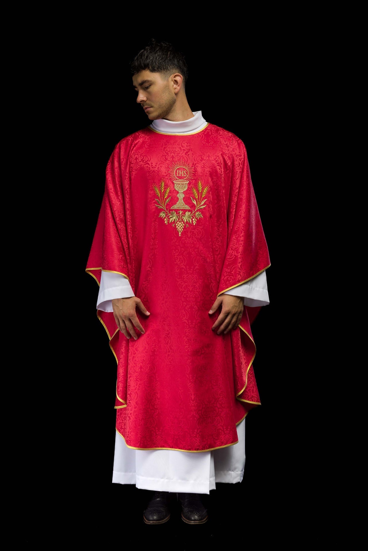 Ornat Liturgiczny Czerwony z Haftem Kielicha i Hostii na Żakardzie - SZATYLITURGICZNE.PL