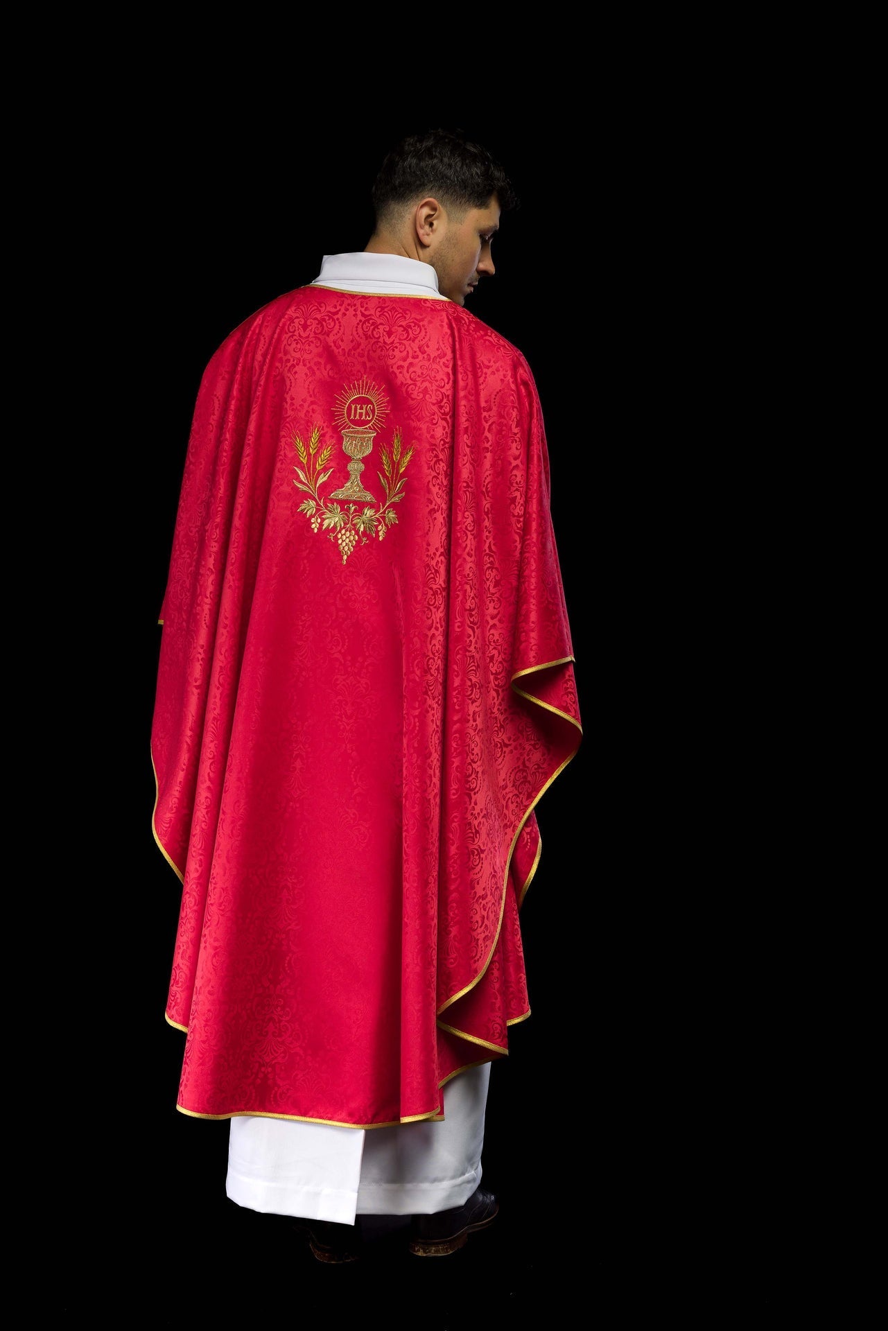 Ornat Liturgiczny Czerwony z Haftem Kielicha i Hostii na Żakardzie - SZATYLITURGICZNE.PL