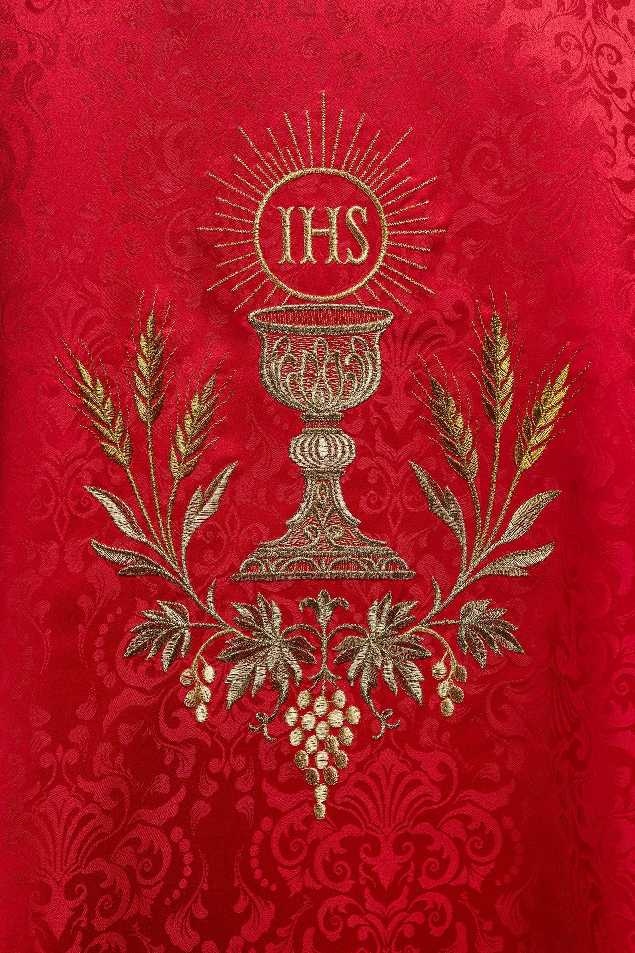 Ornat Liturgiczny Czerwony z Haftem Kielicha i Hostii na Żakardzie - SZATYLITURGICZNE.PL